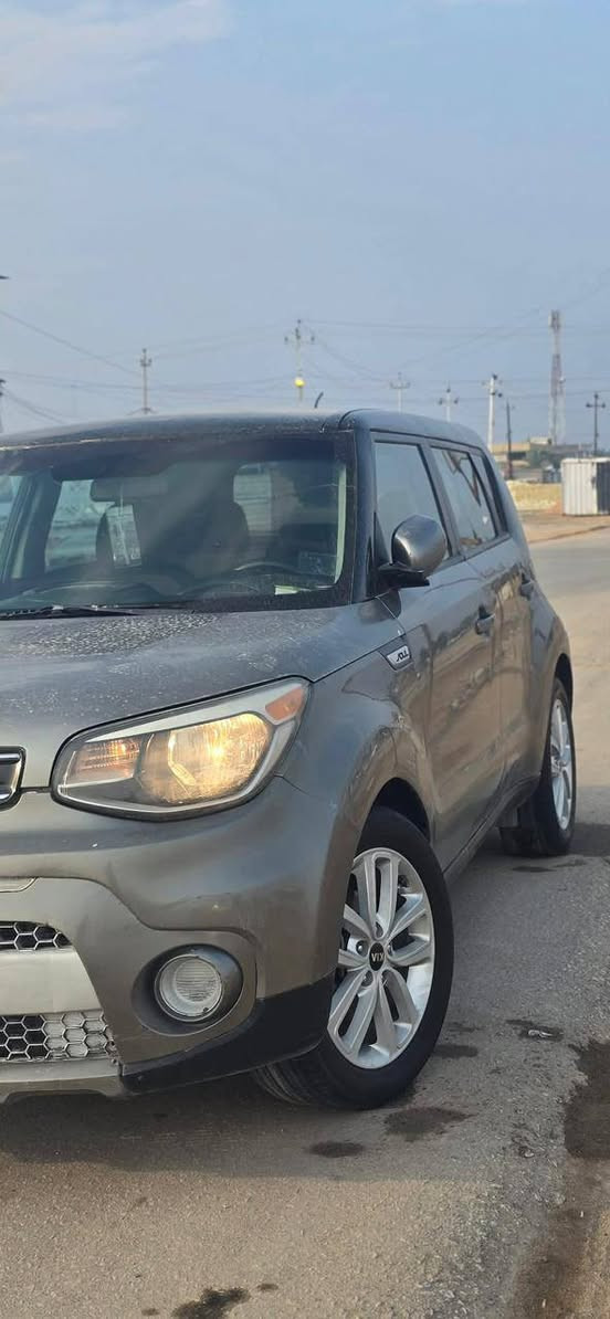 سلام عليكم سياره صول موديل 2017 مكينه 2000 GDi سياره مكينه كير حداديه تبريد كهربائيات جاهزه عله اخر حبايه رقم نكليزي بسمي  تحويل مباشر حادث امريكا قبق جنطه بدون دواخل وبيها مكانات صبغ بدون دواخل لغود شواصي حوض كله كفاله حزام جماليه السياره ليبل واحد ماعدا قبق جنطه مبدل السعر 108 رقم ***********
