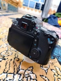 كامرة كانون 70d للبيع عدسة الاصليه 18-55 + بطارية + شاحنه + رام 32 گيك...