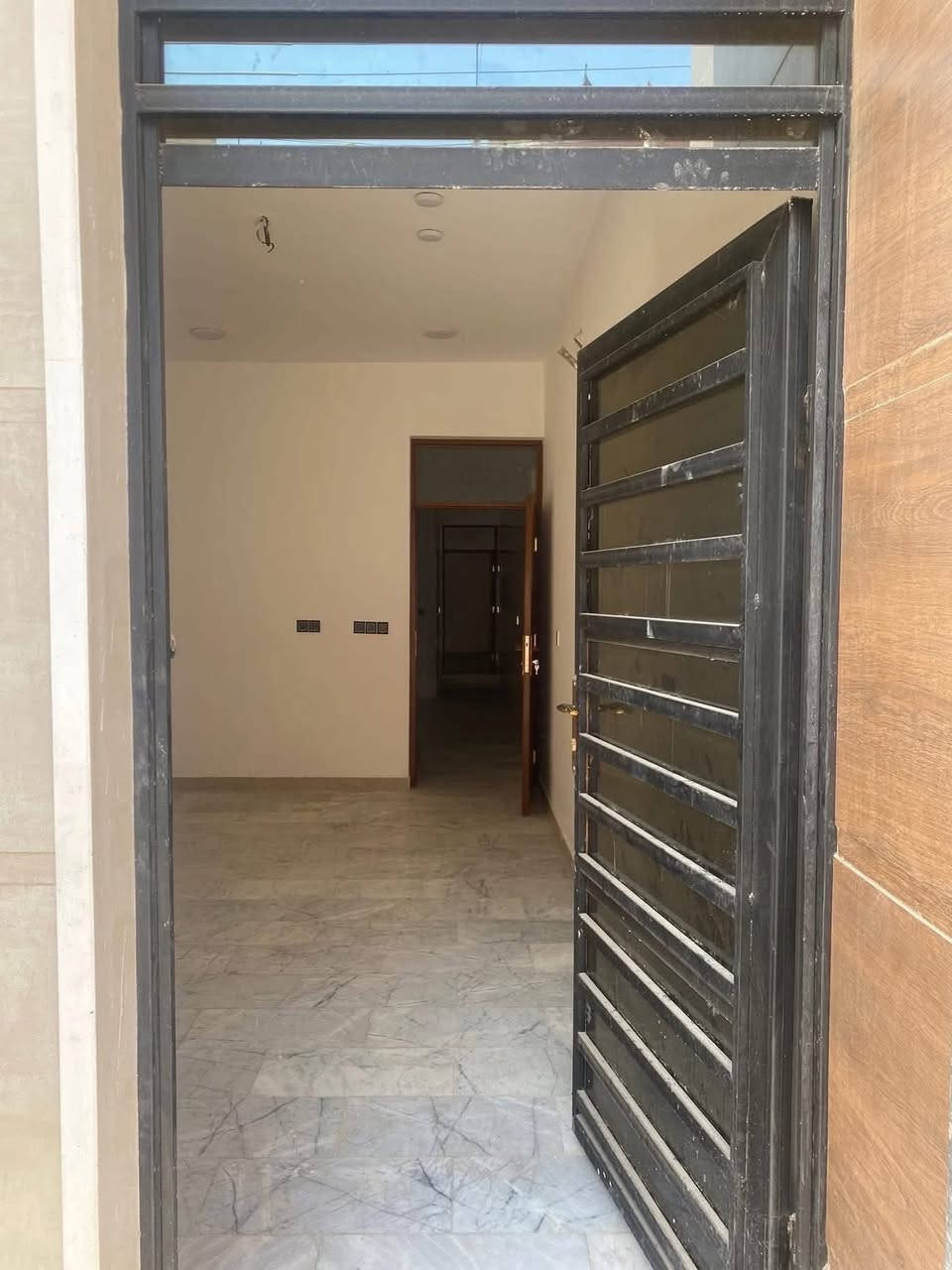 مشتمل 75م للبيع حديث
مشتمل 75م 

واقع حال ٧٦

واجهة 3،40 نزال٢٢ 

حديث الان تم انجازة
يتكون من طارمه واستقبال 

حوالي مطبخ منور 
خدمات وغرف نوم 
وطابق ثاني غرفتين نوم وخدمات 
وبيتونه وسطحين 

📍عنوان المشتمل : في الشعب مقابل جامعة الامام الكاظم

للأستفسار مكتب ارض الخيرات
 ***********ابو حسين 
حسن ***********
