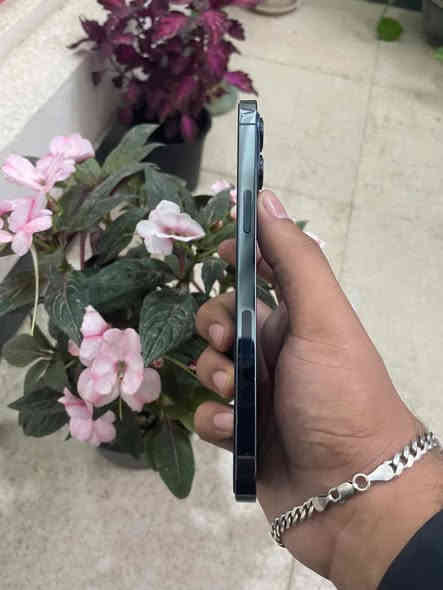 سلام عليكم للبيع أيفون ١٢ برو ماكس ذاكره ٢٥٦ بطاريه ٨٣ جهاز مكفول من كلشي ماعده الشاشه قبل كم يوم بدلتها نوعيه حلوه متوسطه جهاز نضيف ويخبل للاستفسار اكثر  ***********
