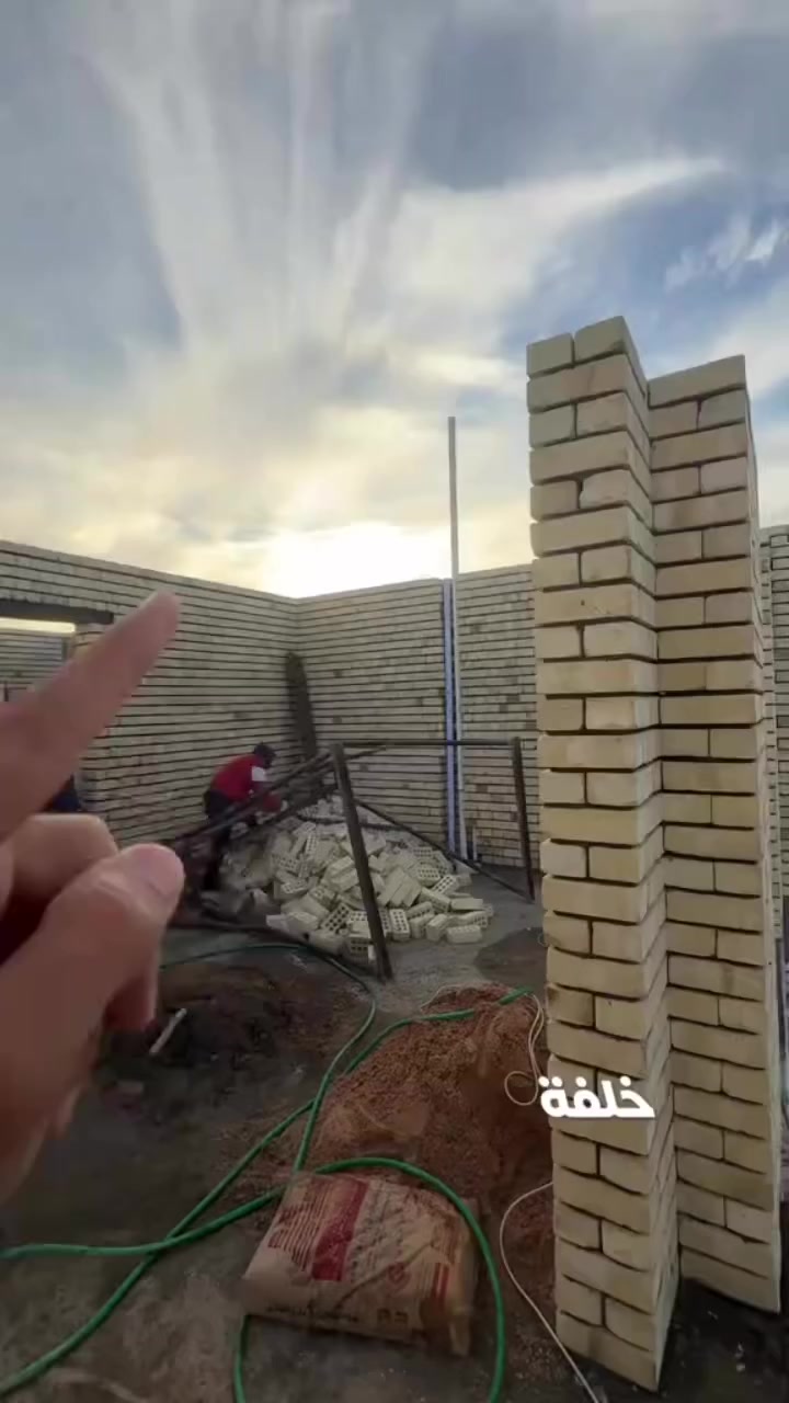 سعر المتر المربع للهيكل ١٨٠ الف ذرعة سقف كرسته وعمل
سعر المتر المربع تسليم مفتاح ٤٠٠ الف ذرعة سقف
نقد مع قسط 450عملنا بغداد فقط للاستفسار  وبخدمتك إذا بغداد
تندر بناء كامل - تسليم مفتاح
المرحلة الأولى: الأساسات
 • تنظيف الأرض، فحصها وحدلها بحادلة وزن 20 طن.
 • فرش جلمود وحدله، ثم فرش سبيس وحدله.
 • رش مبيد حشري مكافحة الأرضة والحشرات.
 • فرش نايلون زراعي سميك.

⸻

المرحلة الثانية: أعمال الرفت
 • تنفيذ شبكة المجاري باستخدام أنابيب “أمل الشريف” الأصلي وأنبوب 400 للمنهولات.
 • عمل جسور وفق المخطط الإنشائي، باستخدام حصيرتين من حديد التسليح FF العراقي الأصلي.
 • صب الرفت بارتفاع 40 سم باستخدام إسمنت مقاوم نوع C30 (صب مركزي).

⸻

المرحلة الثالثة: أعمال البناء
 • تنفيذ باتلو بارتفاع 15 سم.
 • البناء بالطابوق الأصفر الجمهوري (معامل النهروان).
 • تأسيس خطوط السبالت والمرازيب.
 • البناء بارتفاع 2.80 م، مع عمل رباط مسلح 30 سم ليكون ارتفاع الطابق الأرضي الصافي 3.15 م.

⸻

المرحلة الرابعة: أعمال القالب والسقف
 • تأسيس أنابيب الكهرباء والجكشنات داخل السقف.
 • تسليح السقف باستخدام شيش FF العراقي الأصلي.
 • تنفيذ جسور الفراغات الكبيرة حسب الأسس الهندسية.
 • صب السقف باستخدام صب مركزي نوع C30.

⸻

المرحلة الخامسة: الطابق الأول والبيتونة
 • تنفيذ البناء بنفس المواصفات أعلاه.
 • صب السقف مع تنفيذ مرد ماء مسلح.
 • تنفيذ رباط فوق الأبواب والشبابيك.
 • ارتفاع الطابق الأول 3.00 م.

⸻

أعمال الكهرباء والماء والتشطبيات الخارجية
 • الماء: تأسيس 3 خطوط PPR (تركي مسلح أو شريف مصري)، مع تأسيس خطوط تقطير للسبالت، وتشطيب الصحيات والخلاطات (منشأ تركي).
 • الكهرباء: تأسيس بأسلاك سيمنز (أردني أو سعودي)، تشطيب بفتنك طوكيو (بيانو) بضمان 25 سنة، مع إنارة بضمان سنتين.
 • الأشتايكر: لبخ جدران السطح بالأسمنت الأبيض التركي، تطبيق مادة الأشتايكر مع عازل (فلين أو روف كوت).

⸻

الأبواب والشبابيك والمحجرات
 • الشبابيك: حديد أو ألمنيوم حسب الطلب.
 • الأبواب:
 • خارجي: حديد.
 • داخلي: تركي (225 ألف).
 • الحمامات والمناور: PVC أو ألمنيوم.
 • باب الصالة: حديد ثقيل.
 • المحجرات: ألمنيوم دائري اللون حسب اختيار صاحب الدار.

⸻

أعمال السيراميك والبياض والأرضيات
 ***********• السيراميك: إكسا
