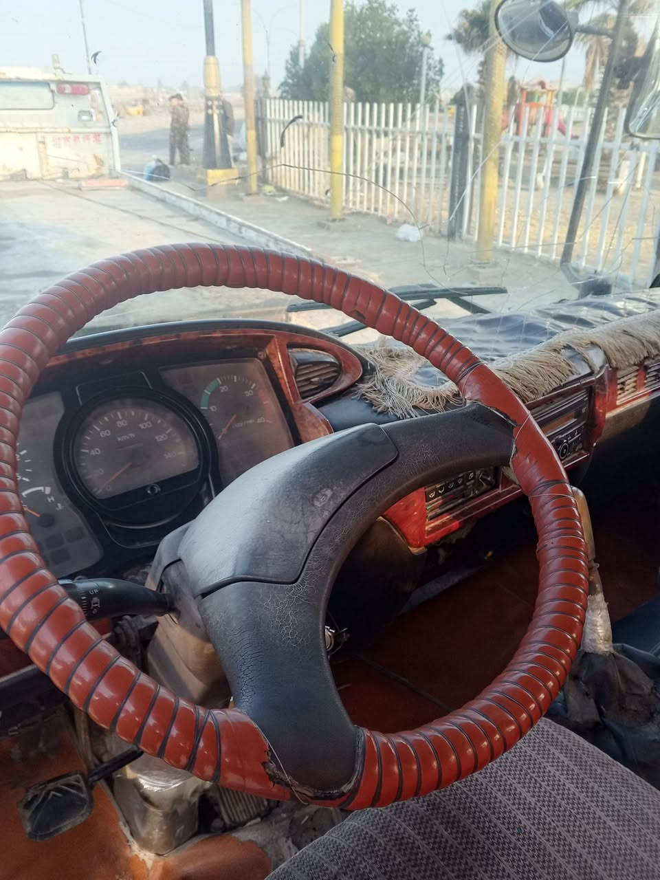 السلام عليكم نيسان للبيع كريم سطحه موديل 94 محرك فوصه 16 عادي سطحيه  ثلاثه جكات الكرين يونك 330 شاصي نفخ سنويه كرين لحد 28 باسمي غير متواجد على الفيس اتصال ***********
