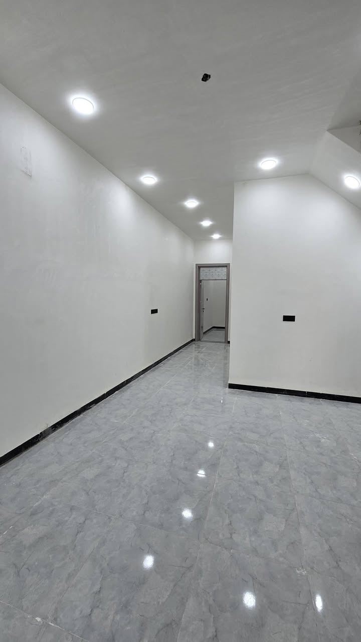 🏡 2 بيوت للبيع_بناء حديث
الديوانية / مجمع توحيد العفلوكي طريق السنيه السياحي وره سكة القطار شارع المركز ب البداية بعد 50 متر عن الشارع . 
🔸طابو زراعي سند 25  . 
المساحة 135م² – طابق واحد
🔹 2 غرفه نوم + استقبال + صالة
🔹 3 صحيات
🔹 مطبخ
🔻 
📞 للاستفسار: *********** مراجعه الواتساب
      او مراسلة الصفحة ***********
🔸
