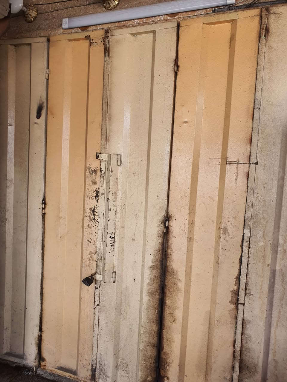 باب دفتري ٦ طلاقات شغل حدادة بيت ماهود نوع الحديد ثقيل بدي ايفا   اقفال داخلية سرية نظافة ١٠٠ % كامل مع الإطار( الجرجوبة ) العنوان قطاع ٣٠ شارع المدارس للإستفسار خاص أو الرقم ***********
