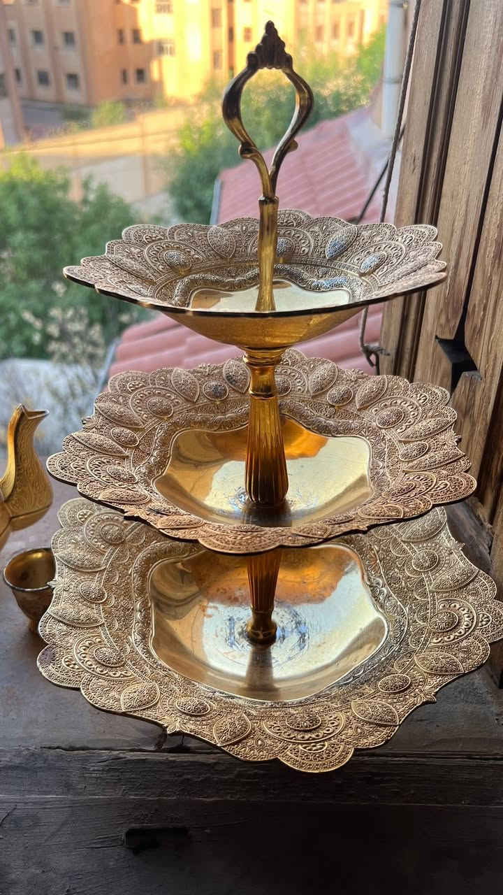✨طقم فاخر بلمسة ملكية ✨

إذا تحبي الأناقة والذوق الرفيع، هذا الطقم  ليك ✨

طقم ذهبي كلاسيك مصنوع من الزاماك يجمع بين إبريق مزخرف بنقوش تقليدية مع كؤوس صغيرة أنيقة، وزيد عليه طبق حلويات بثلاث طوابق يعطي لمسة فخامة لأي طاولة 💫
مثالي للضيافة، المناسبات، 😍

التفاصيل الدقيقة + اللون الذهبي اللامع = فخامة ما تتفوتش

خليه يكون القطعة اللي تكمّل أناقة دارك وتخلي ضيافتك غير عادية 💛


**إذا كنت صاحب هذا الإعلان وتريد حذفه لأي سبب، رجاءا أرسل رسالة إلى الدعم الفني**
