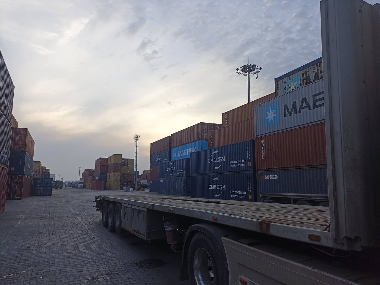 لبيع عربانه فلات بدون منفيس تاير نص عمر جاهز رقم الهاتف *********** سعر 60 وبيه مجال
