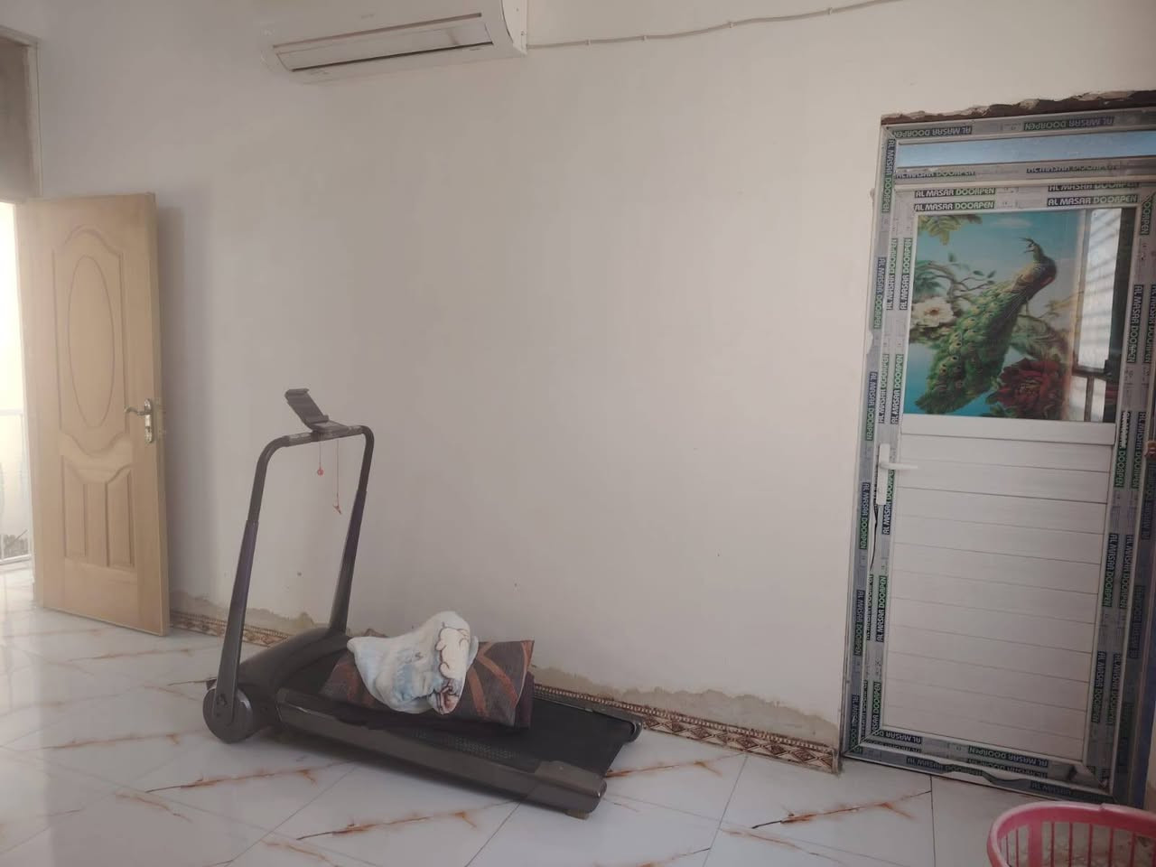 بيت للبيع مساحه 168متر، شارع 80 حله كربلاء قرب محطه الأضواء ثاني بيت عن الشارع 

ملاحظه/ البناء حديث،  البيت طابقين طابو زراعي  

الطابق الأول
غرفه نوم + استقبال + هول + مطبخ + مجمع صحيات

الطابق الثاني 
غرفه نوم + هول + مجمع صحيات

للأستفسار مراجعه مكتب القبه الذهبيه او الأتصال على الأرقام التاليه: 
***********
***********
