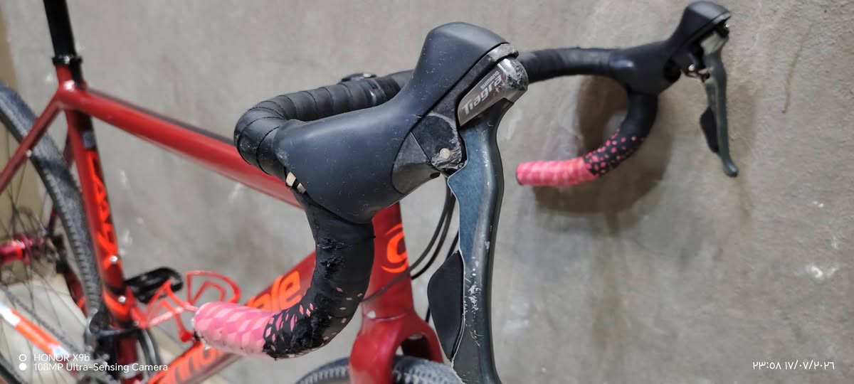 للبيع: دراجة جرافل (Gravel) كابيتال ماركة CANNONDALE العالمية 🚴‍♂️
​الدراجة بحالة ممتازة جداً (أخت الزيرو) وجاهزة للمسافات الطويلة، كل القطع بلاد ومختمة كير وتك من الشركة.
​النوع: جرافل (Gravel Bike).
​الماركة: CANNONDALE (أصلية صناعة تايوان).
​السستم: Shimano TIAGRA (سرعات 2×10) سلاسة عالية بالنقلات.
​الختومات: كلشي بيها مختم كاننديل (الرقبة الأصلية، بوري الركبة، وبوري السرج).
​الويالة: CX20 DISC قوية وتحمل مطبات وطرق وعرة.
​البريكات: ديسك بريك (دهن) استجابة سريعة وأمان عالي.
​ملاحظة: الدراجة مغسولة، ملمعة، ومشدودة إلها الرقبة الطويلة الأصلية للشركة ومصفية على الفحص.
​السعر المطلق 900 ألف وبيها مجال بسيط للشراي الجاد
مكاني بغداد الزعفرانية
رقمي *********** واتساب ماسنجر
