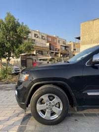 Jeep Grand Cherokee سنة الصنع 2013  الحالة صبغ حزام بدون دواخل تماماً ...