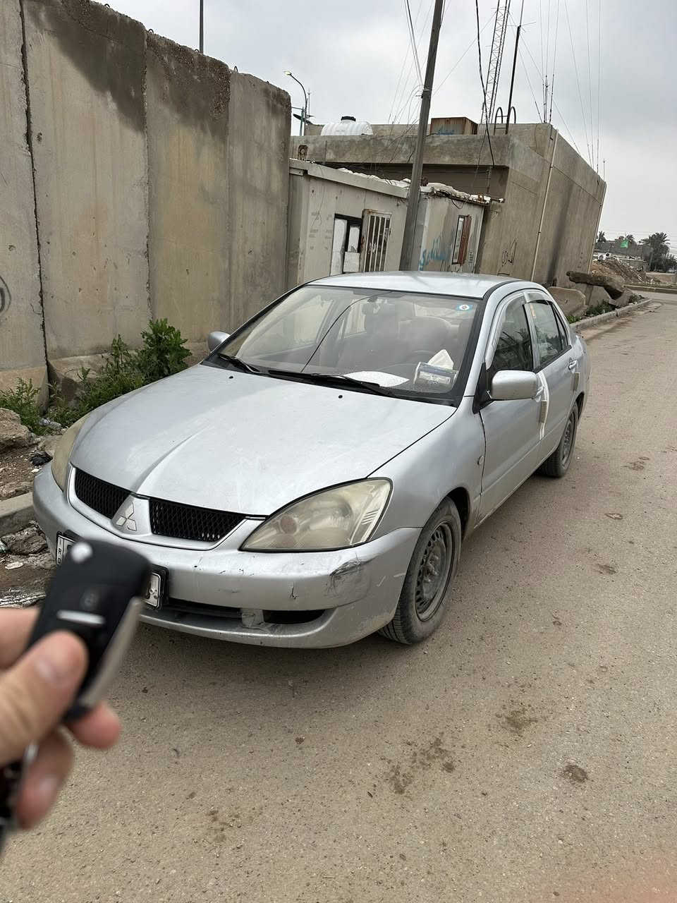 السلام عليكم 
السياره مغاسلها شارعنه طين 
للبيع لانسر موديل 2010
محرك 1500 قبق اسود 
محرك وكير خير من الله  
بيها ضربه بالجاملغ الامامي مال سائق ومصبوغه حزام 
تبريد شغال وكهربائيات كلها شغالة وغرفتها نظيفة وصدرها تعبان السعر 70 وبيها مجال قليل السياره باسمي شرط التحويل 
موقعها بغداد / الزعفرانية 
***********
