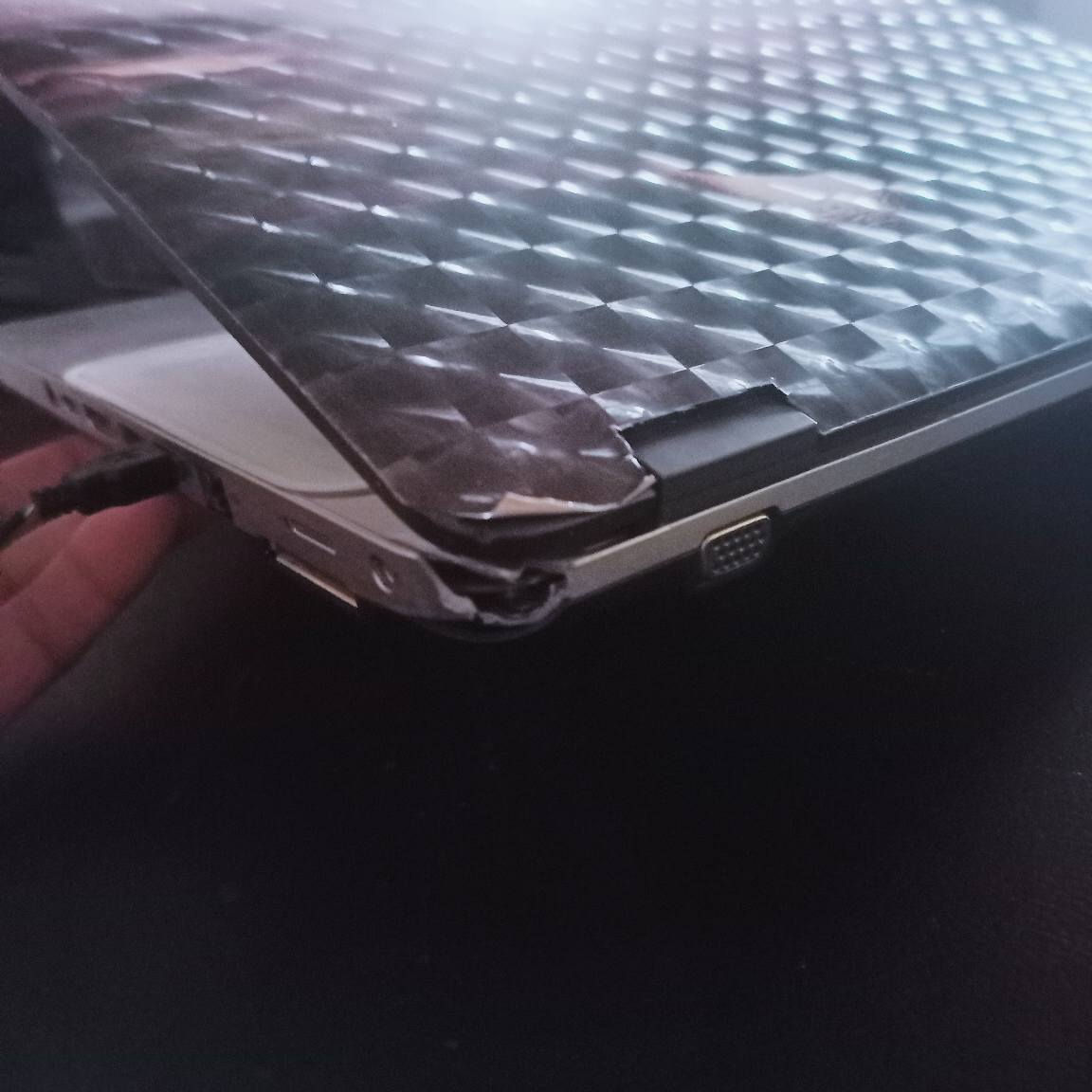 السلام عليكم
اخوان عندي لابتوب اريد ابيعه مشتريه 280 
نوعيته hp  
المواصفات ( CORE i5 , الجيل الرابع ، رام 8 ، الهارد 250 ccd ، حجم الشاشة 14 ) جهاز نظيف و الاستخدام جدا قليل ، معه الجنطة و الماوس ) اريده 175 ألف 
بيه صدع صغير بالكفر الخارجي كما موضح بالصورة . 
من يرغب بالشراء الاتصال بالرقم *********** عمارة, ميسان
