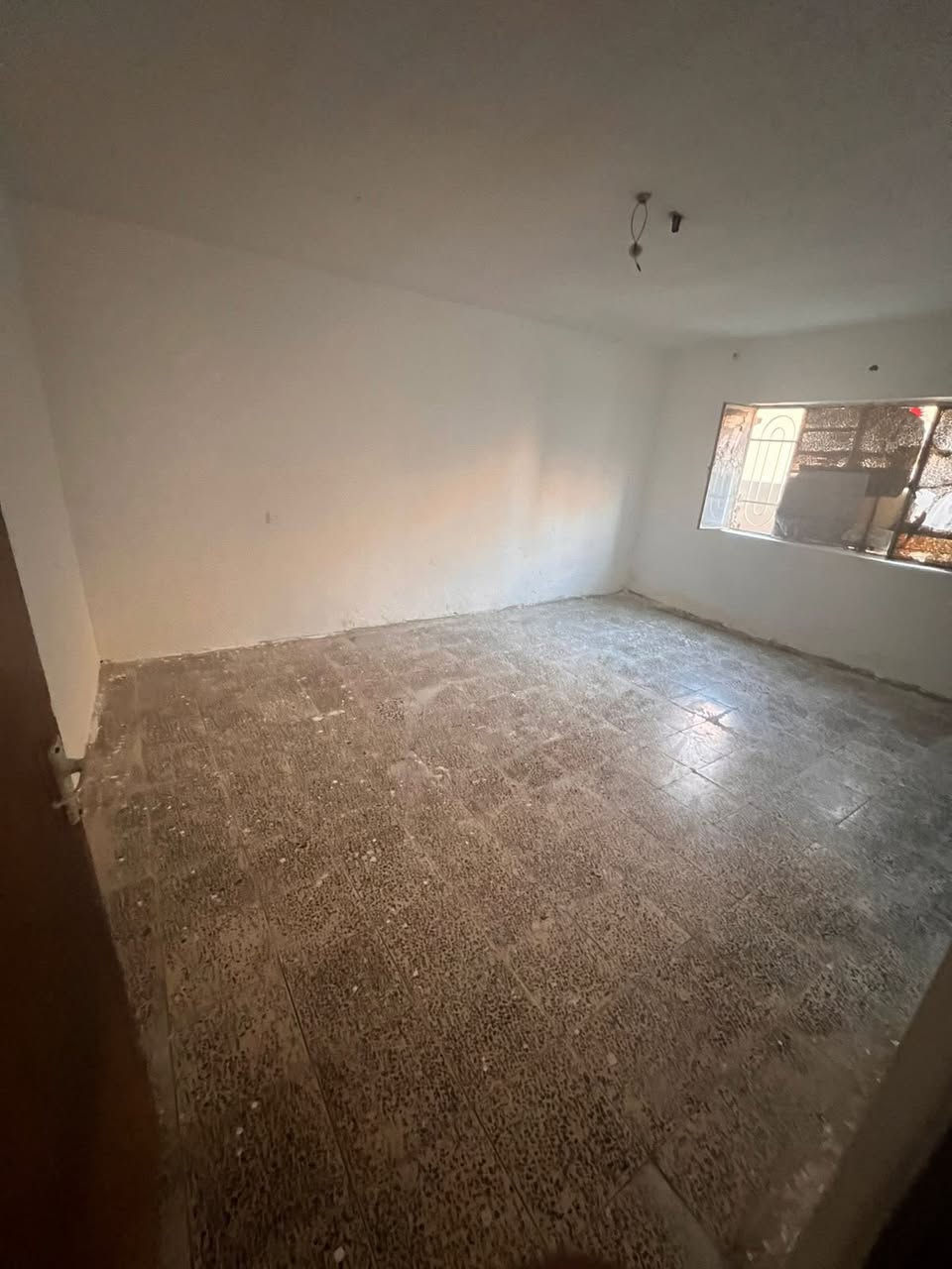 للإيجار في السيـديـــــــة 

بيت مساحة ٢٠٠ متر طابق اول معزول عزل تام 
 يتكون من غرفة نوم وصالة وحولي جبير مفتوح ع مطبخ وخدمات 

بدل الايجار / 550 الف 

للاستفسار***********
