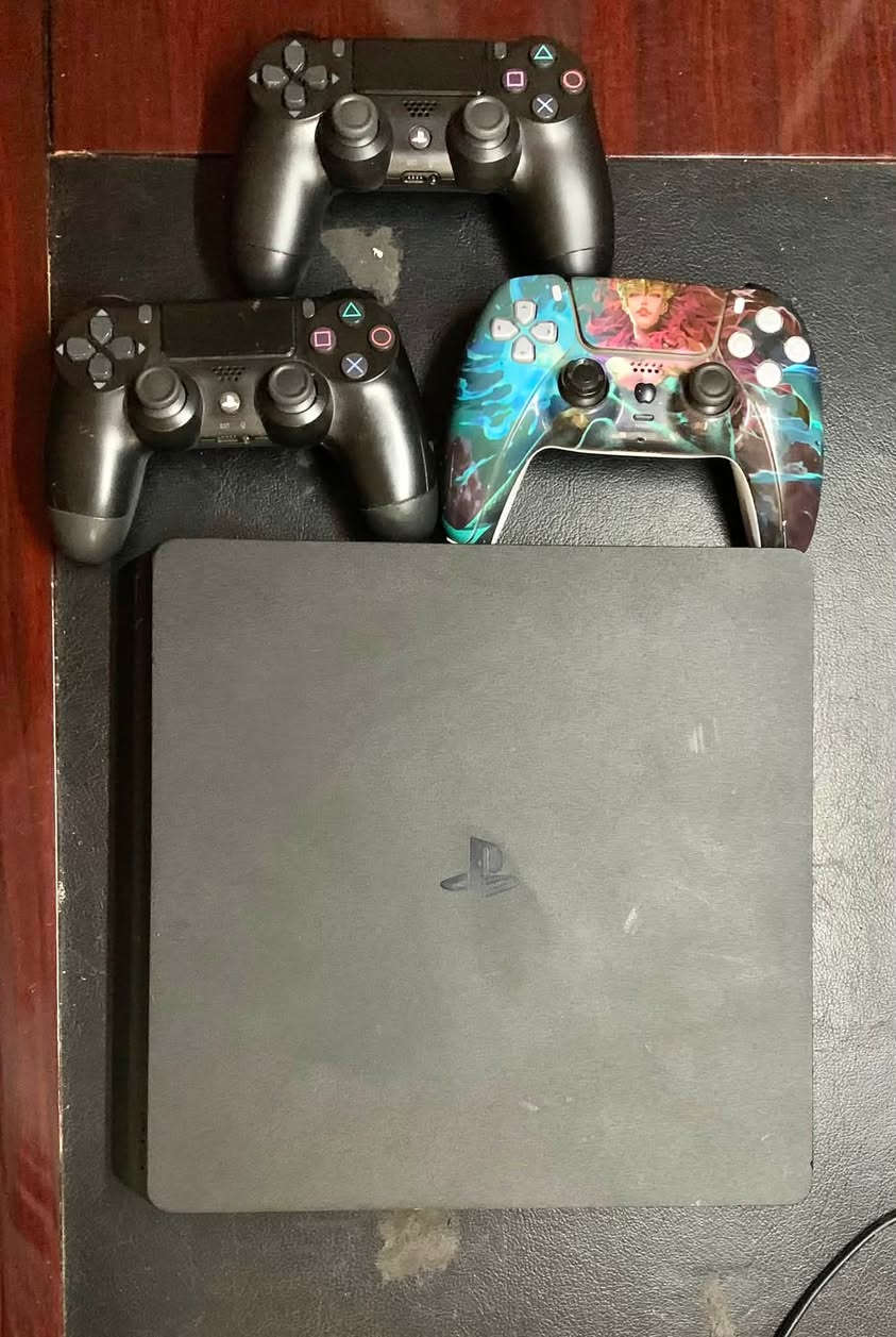 PS4 (slim)
مساحة التخزين: 1Tb (واحد تيرا) 
اونلاين online 
.
3 جوستيكات 
.
اقراص 2
FIFA 23 

BLACK OPS III 

يو بي اس 

UPS 850VA P POWERMAX ECO
مع الملحقات 
(شاحنة يدات،وايرHD ،واير انترنت مباشر) 

مع حساب اماراتي 

والبلي ما مفتوح ولا مصلح ودليل موجود ب صورة الاصق الدائري الاصفر 

السعر 260الف وبي مجال


**إذا كنت صاحب هذا الإعلان وتريد حذفه لأي سبب، رجاءا أرسل رسالة إلى الدعم الفني**