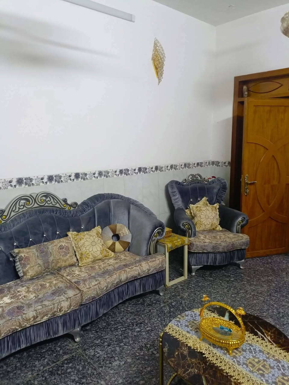 دار للبيع طابو زراعي سند 25 الموقع حي الكرامة خلف الضريبه من جهة حي الطيارة المساحة 170 متر طابقين الطابق الاول غرف نوم هول صالة مطبخ ومجمع صحيات وكراج سيارة الطابق الثاني 2 غرف نوم هول ومجمع صحيات
للاستفسار مكتب النبل للعقار والبناء والهندسه 
*********** واتساب 
***********
