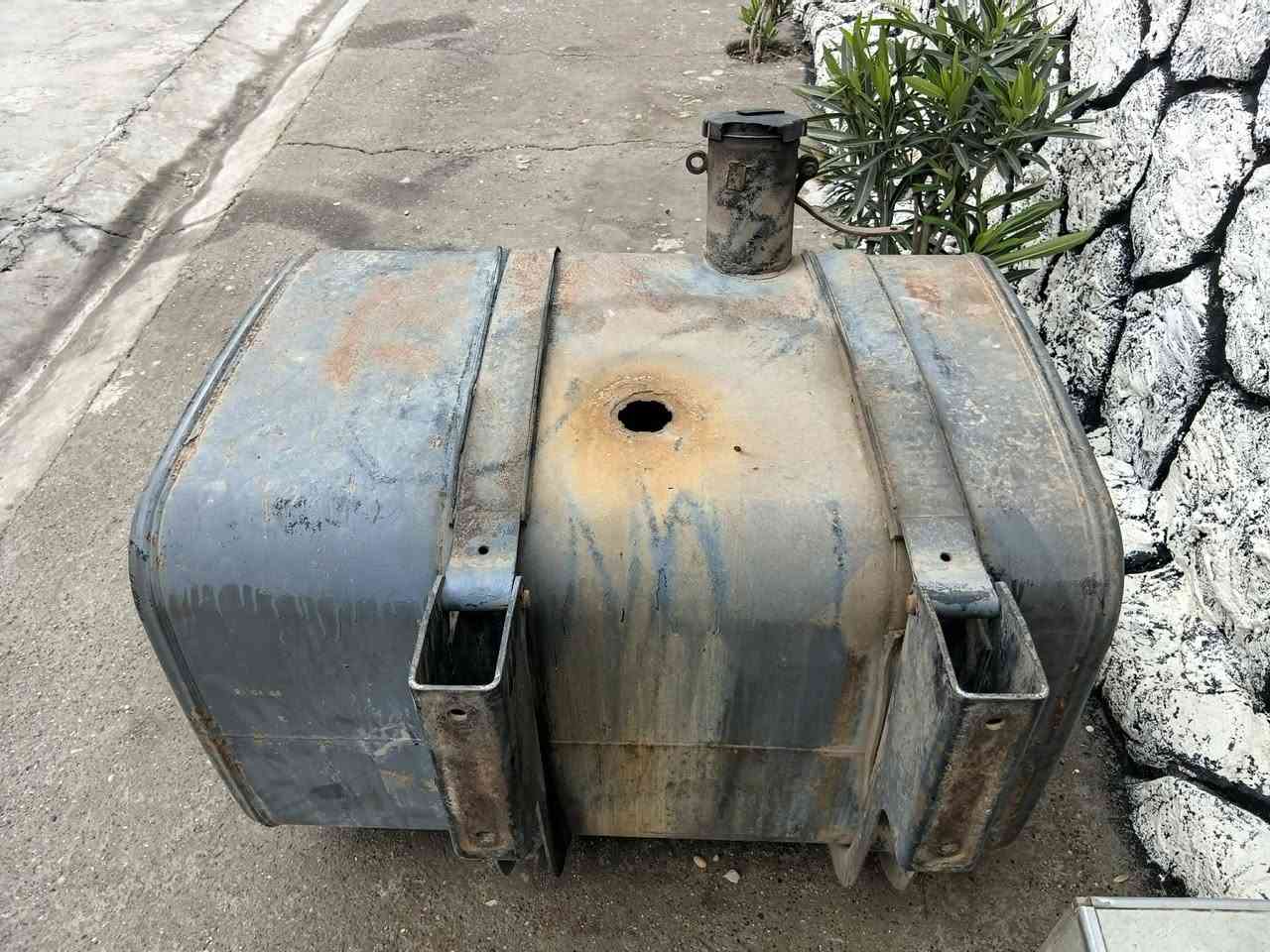 للبيع تانكي سكانيا 300 لتر، كلش نظيف وبحالة الوكالة."
"القياسات: الارتفاع 60 سم، الطول 90 سم، العرض 78 سم."
"القطعة مرتبة، ما بيها ولا زرف ولا أي ليك، وبشرط الفحص."
"السعر: 120 ألف، وبي مجال طيب للشراي المباشر."
"العنوان: كركوك 
"للاستفسار وتساب أو اتصال: (وتساب***********__***********)."
