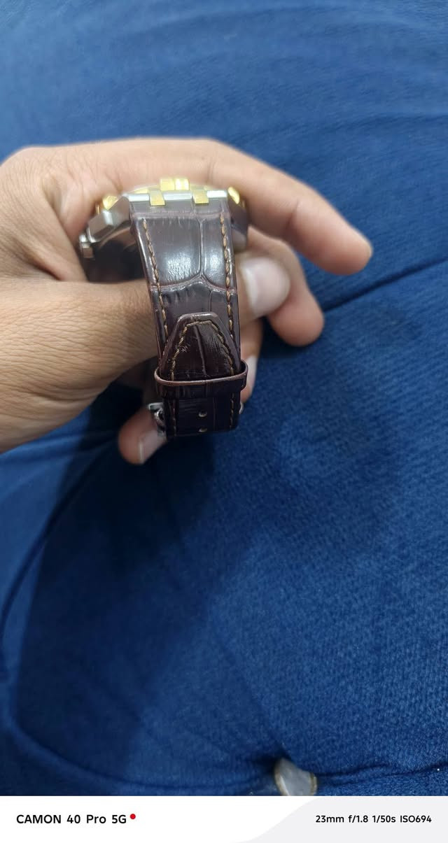 ---
*للبيع ساعة Maurice Lacroix Aikon Chronograph*

*الحالة:* مستعملة نظيفة جداً  
*الحجم:* 44ملم ستيل  
*المكنة:* سويسري كوارتز Ronda  
*الحزام:* جلد أصلي مال الشركة  
*الملحقات:* الساعة فقط
للتواصل ***********
*السعر: 300 $*
