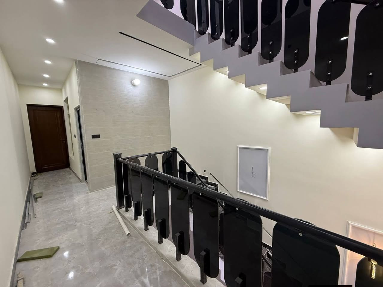 بيت للبيع مساحه 84متر واجه 4نزال21 يحتوي 3غرف نوم خدمات عدد 2 مطبخ حار بارد ديكورات
كراج بيتونه كبيرة سطحين أمام البيت تشجير
الشعب ضباط الكويتي بضهر حلويات جاتو باريس 
البيت يحتوي على بيانو درج
ابواب قاصه شبابيك المنيوم بيت نضام بروفايل 
شبابيك دبل جام أبواب صاج درجه اولى بيت مدخلين اضلاع مستقله
*********** السعر 240وبي مجال
