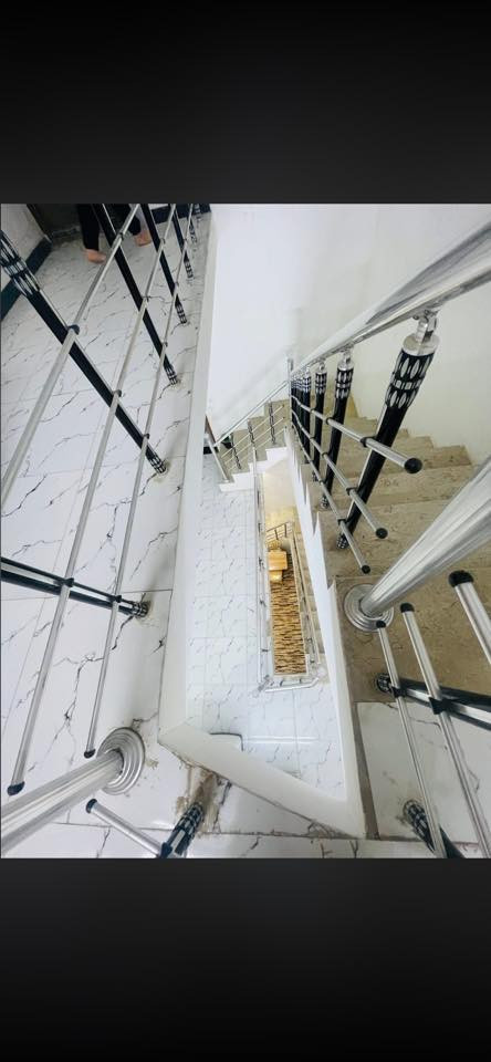 السلام عليكم من رخصه الادمن بيت بناء حديث2023 مساحه75 نزال22 واجه 4اله  بيت كل اغراضه حديثه السعر بدون الاثاث 215 ومع الاثاث230 وقابل لتفاوض  يعني بيت ماناقصه شي بس جيب اغراضك وتكعد بي نضيف كلش العنوان رصافه حي اور بفرع مطعم صلاح كبه اربع بيوت وتطلع عل شارع المنطقه جدا نضيفه الرقم*********** حياكم الله
