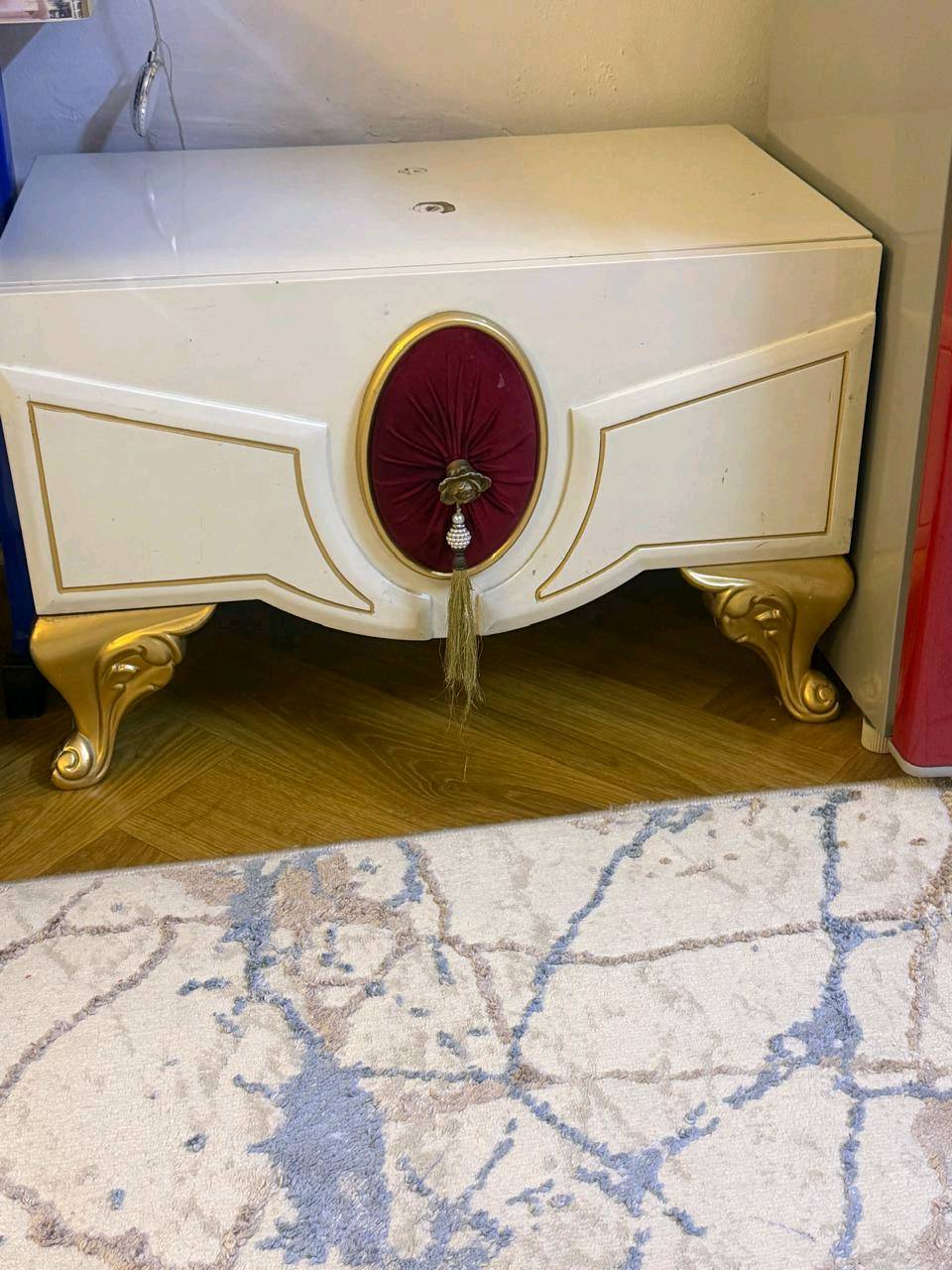 
ما هو نوع الخشب المستخدم في التصنيع؟: 
تركي
أين يقع الغرض بالضبط لسهولة التوصيل؟: 
حي تونس
هل بإمكانك توفير خدمة النقل؟: 
لا
هل هناك أي آثار استعمال أو أضرار في القطع؟: 
قليل جدا ..ضهر الجربايه موجود