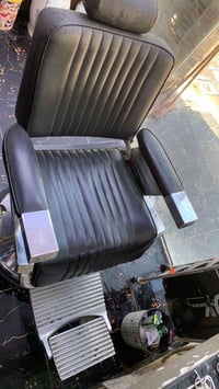 كرسي حلاقة للبيع اي نقص مابي السعر ٢٥٠ و بي مجال  مكاني بغداد الطوبجي ...