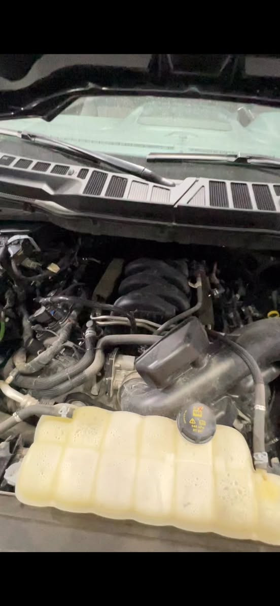 فورد f150   Xlt  شكل جديد 
2024محرك 5000 V8 
ماشي 20 الف 
باب طويل بدي قصير 
دفع رباعي ( دبل اكسل ) 
المواصفات 
شاشه جبيره 
كيج الكتروني 
٥ كامرات محيطيه 
حساس امامي خلفي 
نقطه العمياء 
لايت زينون 
بك لايت لد 
حادث سياره بابين جهه العبري صبغ 
وبحاملغ الامامي بي بارد شويه 
بجم كبس خلف كبس 
السعر 292 $ وبي مجال بسيط 
العنوان اربيل شارع ١٠٠ 
***********@
