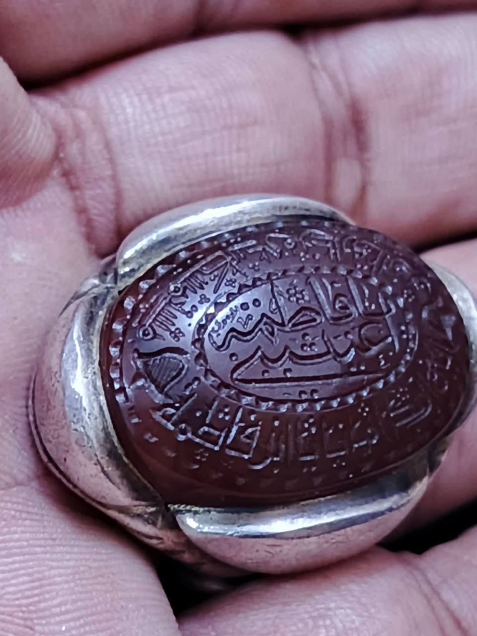 نوادر التحف الفاخره م̷ـــِْن العقيق اليماني الحر الكرزي🍒 مشروط الفحص 🫸 خط سيد حميد الموسوي موقع 🫸 صياغه البحرين ختم VIP صياغه جداً ثقيله وزن 40 غرام وقياس الخاتم 26-27 حجم الحجره 2 ونص سانتيم مكاني مدينة الصدر  ***********
