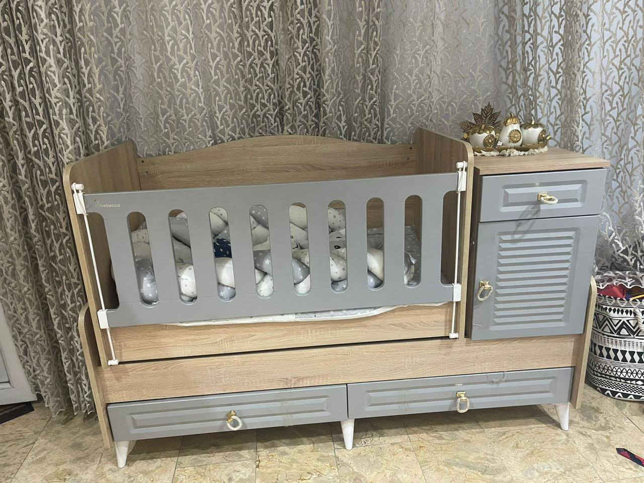 للبيع  سرير طفل هزاز مع ملحق تركي المنشأ جديد غير مستعمل نظافة 100% مع دوشك اسفنج جديد السعر (300 الف ) وبي مجال مع العلم اني مشتريه ب375 الف والوصل موجود بالصور  للاستفسار الاتصال بالرقم  *********** العنوان بغداد - الكرادة شارع 42
