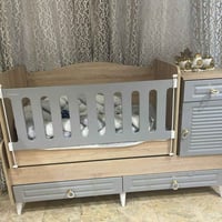 للبيع  سرير طفل هزاز مع ملحق تركي المنشأ جديد غير مستعمل نظافة 100% مع...