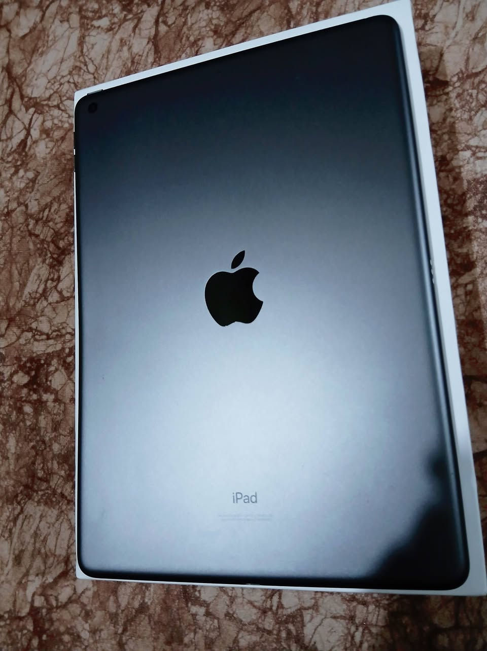 ايباد 9 للبيع
 ذاكرة 64 جهاز نضيف مامفتوح كامل ملحقات كارتون + شاحنة 
السعر 220 
مكاني موصل حي سومر 
رقم الهاتف ***********

