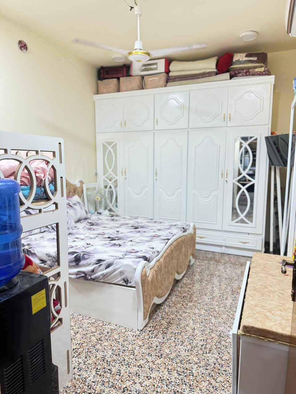 سلام عليكم بيت للبيع حي العسكري شارع 60 بشارع المعهد طريق النجاح  ثالث بيت عن الركن رقم *********** المساحة 125غرفة نوم صاله مناور ثنين مطبخ براني مدخل
