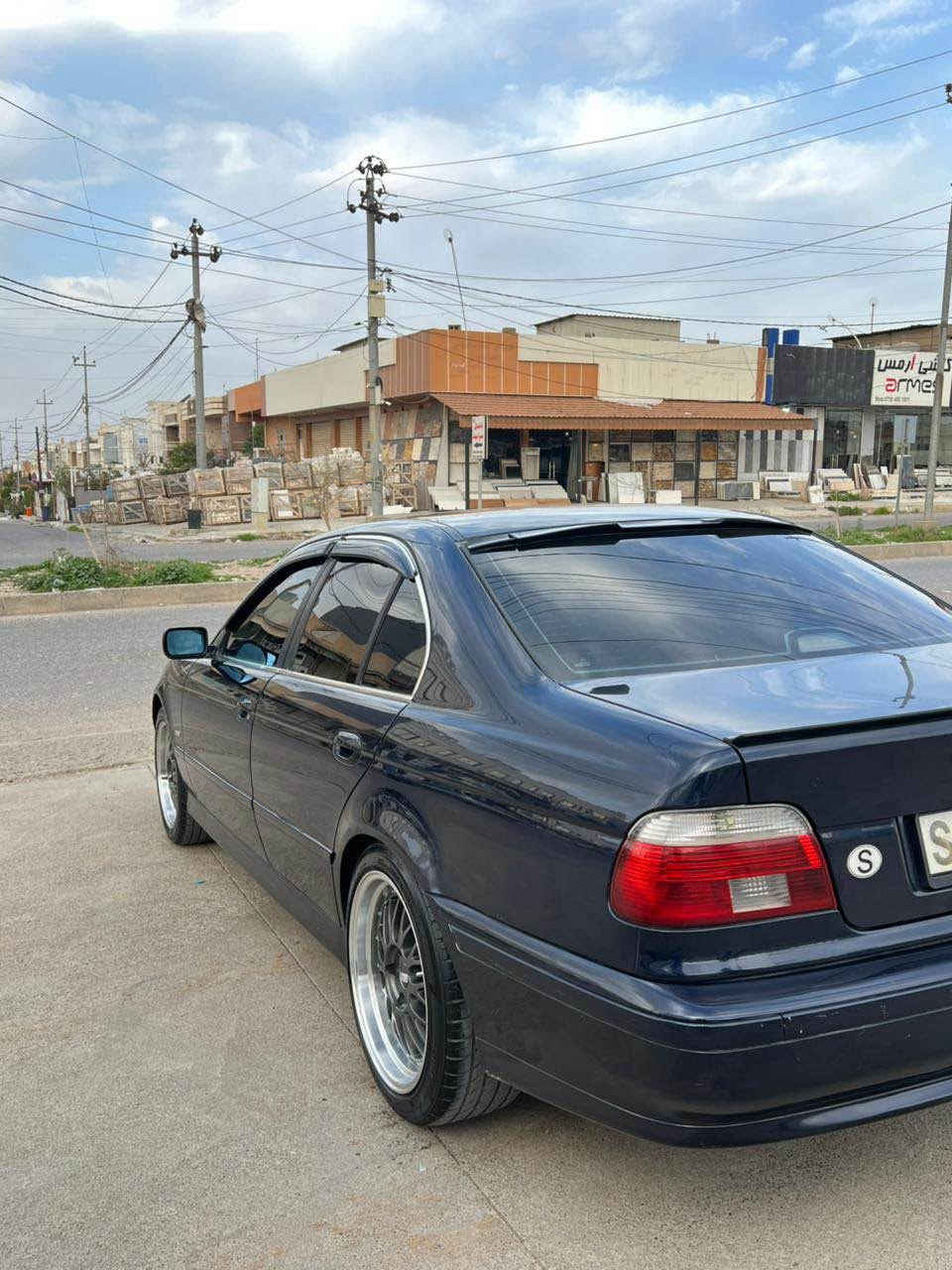 بيئيم سه قه ر 
مؤديل2001
مه له فيس اصلي
مه كينه 525 ده بل ديجيتان
گير مه كينه ته بريد  هه موو شتيكي به شه رت
سه قف و حيزام به شه رت
سه ياره كه جايزه دينار مه سره في تيا نيه 
*********** أربيل, العراق
