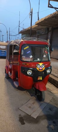 عندي تكتك موديل 19 نظيفه محتاج سائق الاتصال او واتساب  07815464582