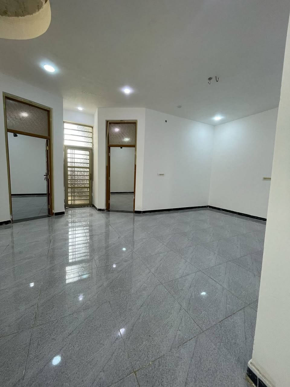 بسم الله الرحمٰن الرحيم 🤍

🏡 بيت للبيع (٢٠٠ متر) بسعر مُناسب 
 المساحة: 200 متر مربع.
 جنس الارض : زراعي .
 التفاصيل: غرفتين نوم + صالة + مطبخ+ استقبال  + منور + خدمات صحية كاملة .
 الحالة : البيت كامل وجاهز للسكن (ينقصه البيتونة فقط).
 السعر: 85 مليون دينار 
 الموقع 📍 : [ حي الخضراء ]
📞 للتواصل والاستفسار اكثر :
  [ *********** ]
متوفر (اتصال او واتساب )

