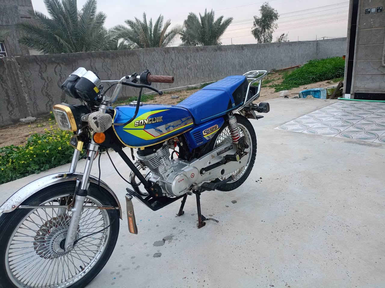 دراجة للبيع موديل 25 محرك كفالة عامة صبانة ممدودا عليها  اوراق كهربايات كلها شغالة اي نقص مبيها سعر 575 مكاني حلة شارع 80 بداعت امك موشراي لاتراسل  متواجد خاص واتساب متواجد رقمي ***********
