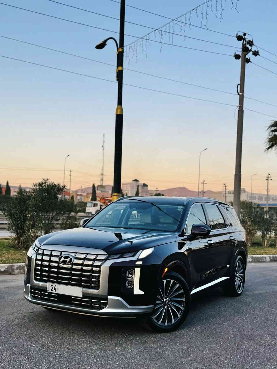 قفلة المواصفات بفئتها 

هواندي باليسايد كاليكرافي وارد امريكي اعلى مواصفات موديل 2024 محرك ستة سلندر تنفس طبيعي دفع رباعي AWD سبعة راكب ‼️

السيارة تتمتع برفاهية وجمالية بداخل ابيض مميز وجلود فاخرة شي روعة مستعمل بي اجود انواع الخشب والخامات 
ماشية 12 الف ميل فقط ..
مواصفات : 
*بصمة 
*بانوراما قطعتين 
*تحكم تقديم وترجيع بالريموت 
*تدفى وتبريد كشنات امامية 
*مساج كشنات امامية 
*كشن منفصل VIP 
*كشنات الصف الثاني تدفى وتبريد 
*كشنات الصف الثالث تدفى 
*سقف كنتارة قماش فاخر 
*خمس كاميرات 360 درجة 
*كاميرا على المراية الوسطية 
*سستم صوت فاخر من شركة harman kardom
*حساسات امامي وخلفية 
*صندوق كهرب 
*خزن كشنات 
*بردات خلفية 
*رادار بالمري 
*داتا شو 
هاي بعض مواصفاتها ماتخلص 

السيارة مرقمة كاملة دهوك شرط التحويل بنفس اليوم 

السيارة بيها فقط ربع بوند صبغ وجاملغ تعديل بارد شي بسيط طختها سطحية وخفيفة بيها ايرباك ستيرن وتكمة راجعين سستم شركة بشرط وضمان تصليح درجة اولى 

مكان السيارة دهوك معارض الجديدة 

السعر : 348 $ 

للاستفسار الاتصال على الرقم 
***********
