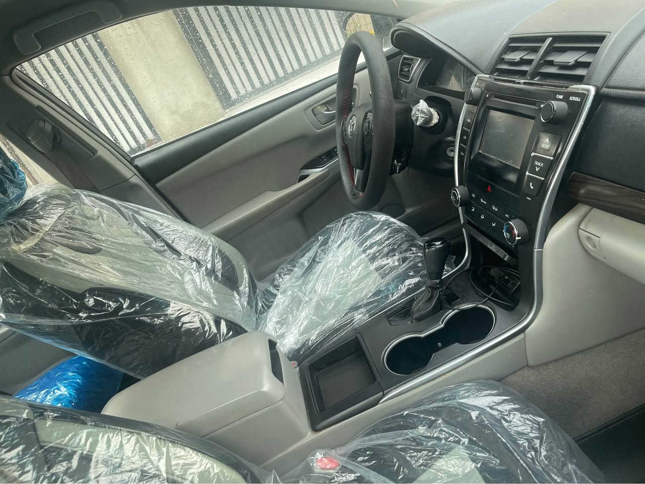 كامري ٢٠١٥ موصفات LE نرخي ١٣٥ مجال ٢ بارجه ي سبوخه بي ليدان بي ايرباكً *********** أربيل, العراق
