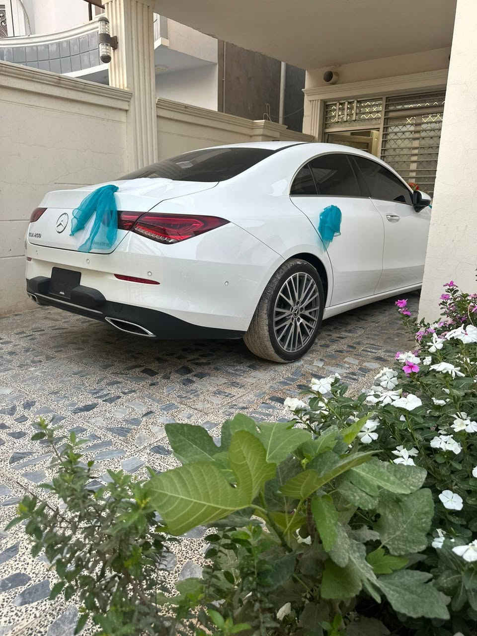 مرسيدس cla كلاس 2023 هي سيارة فاخرة تتميز بمواصفات عالية الجودة. إليك بعض المواصفات الرئيسية::
المحرك: محرك 4 أسطوانات متتالية بسعة 2.0 لتر مع شاحن توريني
قوة المحرك: 255 حصان  محرك توينتي
العزم: 273 رطل-قدم
ناقل الحركة: أوتوماتيك 9 سرعات
الدفع: دفع خلفي أو دفع رباعي
الاستهلاك الوقود: 6.2 لتر/100 كم
السعة الخزان الوقود: 66 لتر
ماشيه 3000
التسارع: من 0 إلى 100 خلال 8.2 ثانية
*السرعة
المواصفات الداخلية:
مقاعد مدلكة وقابلة للتدفئة والتبريد
شاشة عرض بانورامية
نظام MBUX للتحكم الصوتي
أنظمة قيادة شبه ذاتية متقدمة
نظام صوت محيطي ثلاثي الأبعاد Burmester من 12 سماعة
المواصفات الخارجية:
تصميم خارجي راقٍ
شبك أمامي مميز
إضاءة محيطية بـ 64 لونًا
عجلات 19 إنش
الأمان:
نظام الاستقرار على المنعطفات
نظام مراقبة النقطة العمياء
نظام الاستشعار بالضغط
مثبتات ISOFIX
حساسات ركن خلفية
وبعد بيه مواصفات الاستفسار 0774454488


**إذا كنت صاحب هذا الإعلان وتريد حذفه لأي سبب، رجاءا أرسل رسالة إلى الدعم الفني**