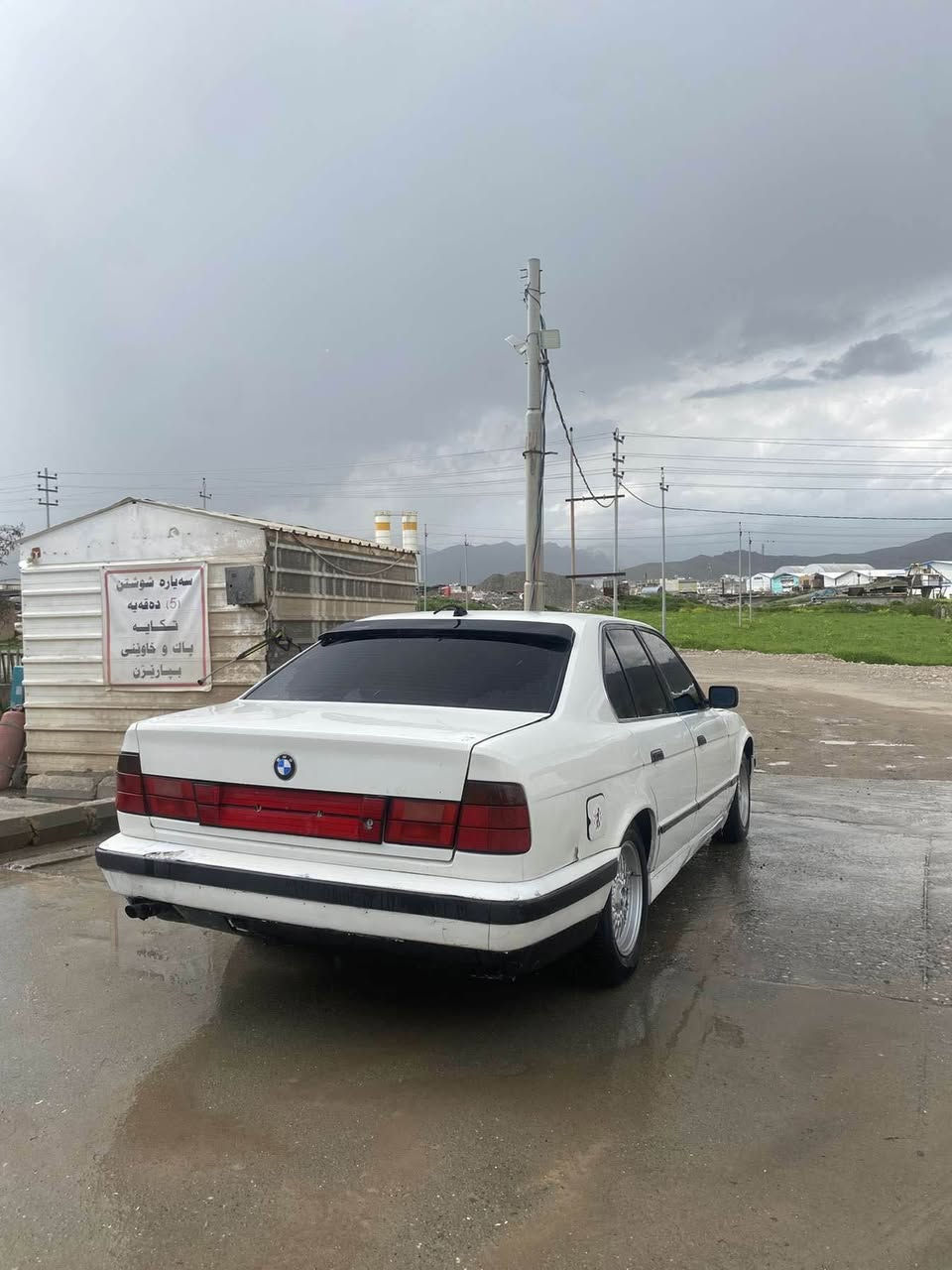 سلاو برایان BMW 
بۆفرۆشتن 
مۆدیل 1992
520 گیر حادی 
مەکینەی تازە هەلدراوەتە سەری گیرو مەکینە بەشەرت 
بی حەیبە 
ئارم پلاستیک هەولیر 
موسو براوە بەشەرت 
سلایدە ویل حەسیر تایەی لۆکە 
لایت ئەڵقەیە ئاوینە گوی بەرخ 
دەحمیکی هەیە لەلای سەکنی ناوی گرتوە 
کامل بۆیاخ نیە بەس بەکامل بۆیاخ دەی فرۆشم 
بی تەقەو رەقەیە 
شوین رانیە سەحری 35 وەرەقەو مەحامەلە 
*********** رانية, السليمانية
