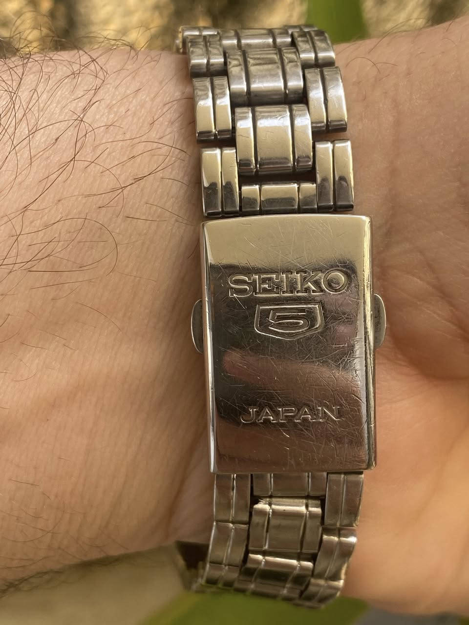 السلام عليكم 
سيكو 5
ياباني اصلي 
مينة مميزة
ماكنة كشف ٢٣ حجر 
زجاج مقاوم للخدوش 
ستانلس ستيل بالكامل 
بلادية بالكامل 
سير واسع 
القطر ٣٧
السعر ١٠٠ الف 
يوجد توصيل لجميع المحافظات 
***********
