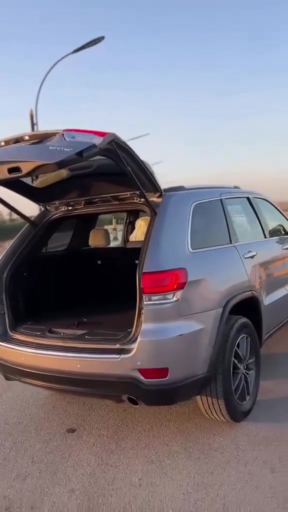 السلام عليكم
للبيع
Jeep Grand Cherokee Limited 2018
جيب جراند شيروكي ليميتد 2018
ماشيه 120
سياره كفاله كير ومكينه حداديه وتخم تاير وتبريد كله كارتون
رقم ذي قار انگليزي تحويل مباشر
✅ المواصفات :

🎨 اللون: سلفر
🌍 وارد أمريكي

⚙️ محرك 3.6 لتر
🔩 6 سلندر
🔧 جير أوتوماتيك
🛞 دفع AWD
💿 جنوط 18 إنش
💎 المواصفات:
رادار
توقف ذاتي عند التحذير
• شاشة لمس
• بلوتوث
• Android Auto
• كاميرا خلفية
• حساسات أمامية
• حساسات خلفية
• مقاعد جلد
• تحكم كهربائي بالمقاعد
• مثبت سرعة
• بصمة وتشغيل ذكي
• مكيف أوتوماتيك
• نظام تحكم بالمقود
✅ فئة ليمتد
✅ ما عدا الفتحة
الضرر
✅ جاملغ وبنيد بدون دواخل
مكاني ناصريه/قلعة سكر
سعر ٢٠٨ بيه مجال

‭***********‬
