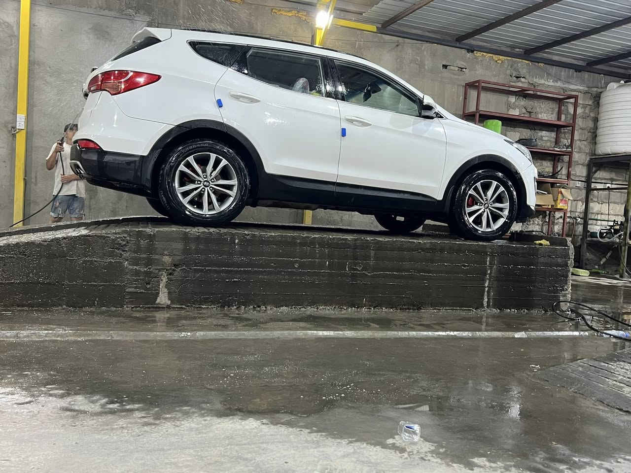 السلام عليكم هونداي سنتافي موديل ١٧ وارد خليجي محرك اربعه سلندر بانوراما حساسات ويل كروم داخل جلد احمر بلادي ٧ راكب  سياره تايرات حداديه كلها جديد ما نقاصه شي بيها رشات صبغ بسبب شخوط بدون حادث او قطرة معجون مكان السياره الكراده داخل  سعرها ١٥٥ وبي مجال بسيط ***********
