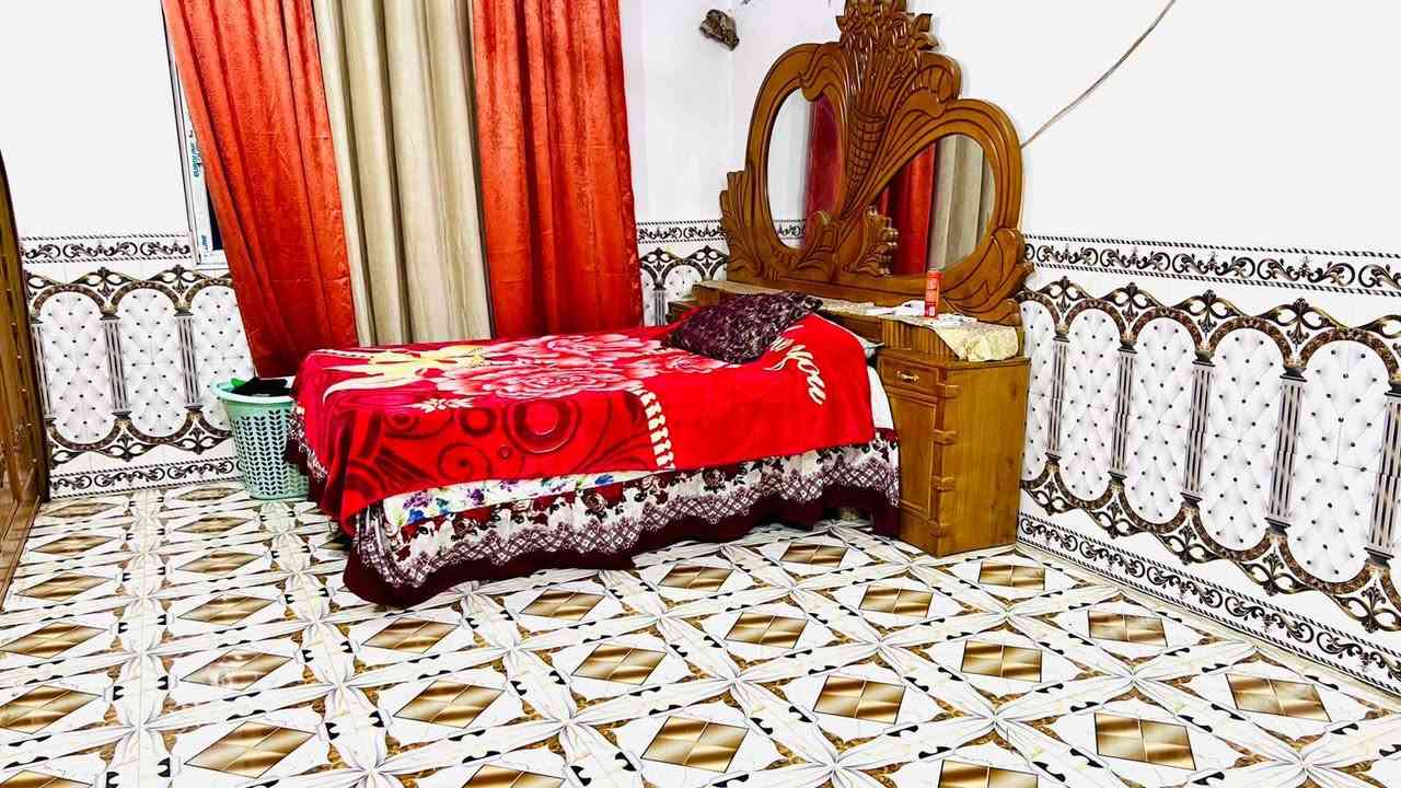 بيت للبيع حواس شارع حي العباس مساحه 150م قرب المولده الاولى طابقين يتكون من غرفتين نوم وصاله واستقبال ومطبخ وطرمه ***********
