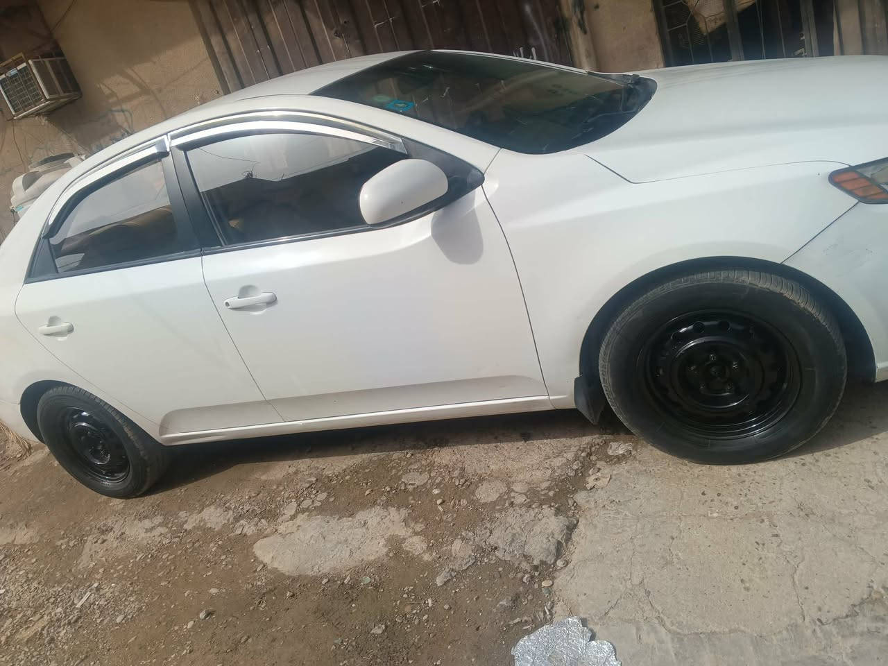 السلام عليكم كيا سيراتو 2012
السياره جاهزه كبل للشارع السعر 95وبيها مجال بسيط حك الجيه مكان السياره بغداد حي الإعلام 
***********
