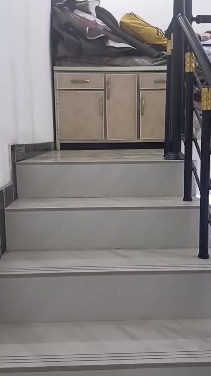 السلام عليكم
بيت طابو زراعي سند 25 منطقة البلديات- شارع المصرف ضياء الحلفي
البيت يبعد خمس افرع عن الرسمي  ومقدمين على معاملة تطويب
مساحة البيت 100 متر 5×20
البيت مسلح وكامل من فوك ليجوة وبناءه حديث2020 
البيت عبارة عن طابقين ونص صالة جبيرة واستقبال  وحوش الطابق الثاني غرفتين سويتات مثل ما موضح بالفيديو بالاضافة للطابق الثالث بي غرفة ايضا سويت وسطح وبيتونة
 وخدمات المنطقة من تبليط ومي ومجاري تجي وتشوف بعينك،المنطقة كلش راقية وما ناقصها اي شي
"***********"
‏ "***********" ‏ 
للاستفسار ذن ارقامنه
