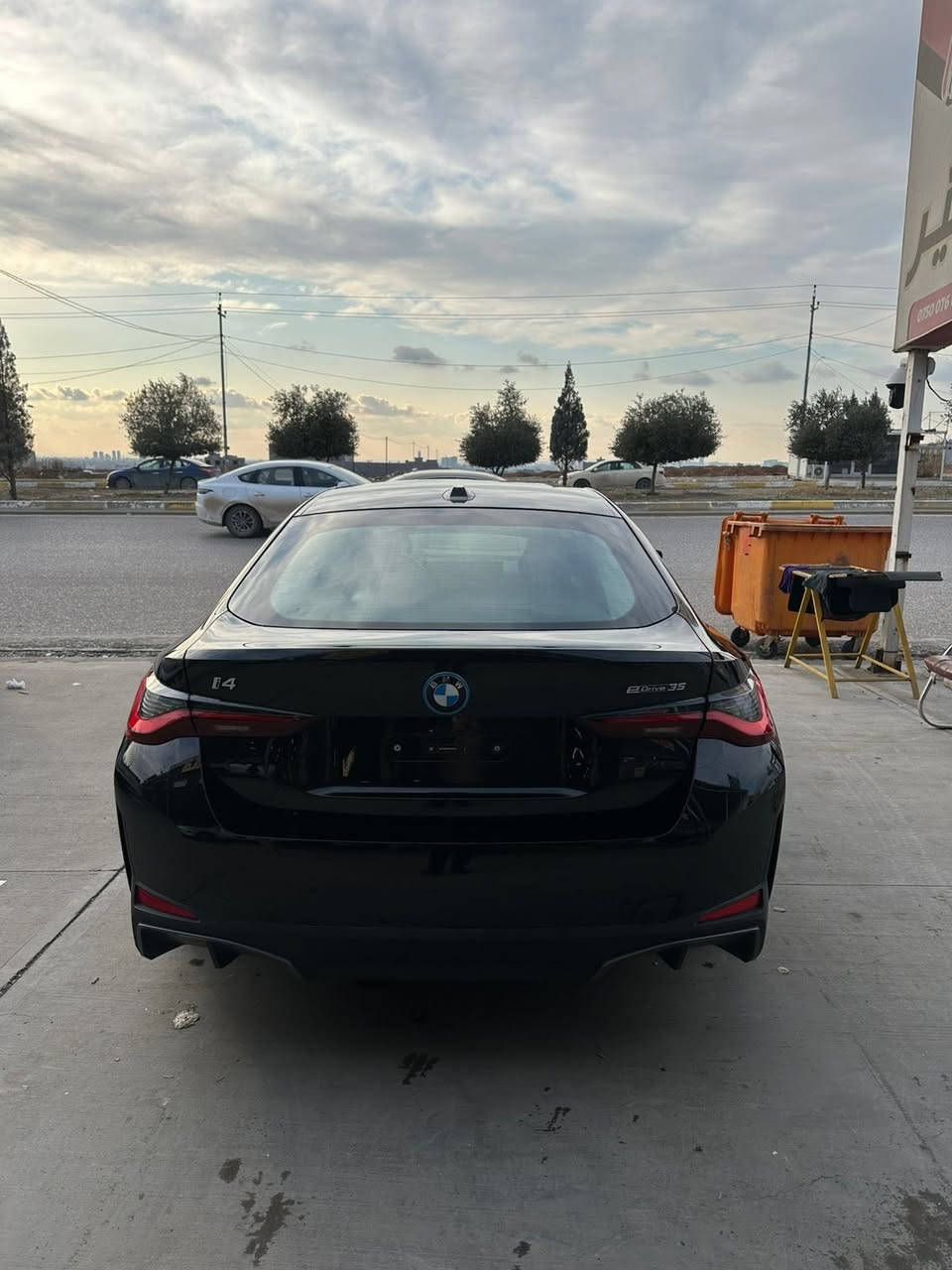 للبيع
BMW i4 eDrive35 
موديل 2024 
السيارة كهرباء بلكامل 
ماشية - 15665الف

.
‏‎بطارية ليثيوم ايون بسعة البطارية 84 (KWH) تقطع في الشحنة الواحدة ما يقارب الـ 500 كيلومتر
‏‎مدخلين شحن AC / Dc
‏‎الاضافات:
‏‎• فتحة سقف
‏‎• هاند بريك كهرباء مع نظام اوتوهولد
‏‎• عدة انظمة قيادة: Comfort / Sport / Eco Pro 
‏‎• هاند بريك كهرباء HOLD AUTO
‏‎• مقاعد جلدية فاخرة: كهربائية مع ذاكرة تخزين وضعية الجلوس
‏‎• تزيينات كاربون فايبر داخلية
‏‎• شاشة ثنائية منحنية مقاس 14.9 بوصة لنظام المعلومات والترفيه و 12.3 بوصة لشاشة السائق
‏‎• الشاشة تدعم التحكم بالأوامر الصوتية واللمس وإيماءات اليد Gesture Control وتدعم آبل كاربلاي وأندرويد أوتو
‏‎• ماوس للتحكم بالشاشة
‏‎• نظام ملاحة Navigation
‏‎• شاحن لاسلكي للهواتف المحمولة Wireless Charger
‏‎• بلوتوث / نقطة اتصال وايرلس WiFi Hotspot
‏‎• مخارج USB / AUX
‏‎• نظام الرؤية المحيطة 360 درجة بخاصية الـ 3D 
‏‎• تشغيل بدون مفتاح Keyless go
‏‎• نظام الدخول من غير مفتاح Keyless entry
‏‎• حساسات امامية وخلفية
‏‎• نظام تحذير من مغادرة المسار Lane Departure Warning
‏‎• نظام تحذير تغيير المسار Lane Change Warning
‏‎• مساعد الانتباه Attention Assistant
‏‎• مساعد اليقظة Attentiveness assistant
‏‎• نظام تحذير السرعة Speed Warning
‏‎• نظام تدخل التوجيه الذي يساعد في تعديل اتجاه السيارة تلقائيًا للحفاظ على المسار Steering Intervention
‏‎• نظام التحذير من الاصطدام الأمامي والخلفي Forward & Rear Collision Warning
‏‎• مانع انزلاق
‏‎• مثبت سرعة Cruise Control
‏‎• تحكم كامل في المقود مع أوامر صوتية
‏‎• غيارات عالستيرنج Paddle Shifters
‏‎• طارة مدفأة
‏‎• اضاءة ليد داخلية متعددة الألوان Ambient lighting
‏‎• اضاءة ترحيبية
‏‎• أضوية ليزر BMW Laser lights
‏‎• ليد BMW LED headlights
‏‎• مصابيح نهاريةLED ‎
‏‎• مصابيح خلفيةLED ‎
‏‎• جنطات قياس 19 انش
‏‎• مرايا كهرباء
‏‎• مرايا قابلة للطي كهربائيا مع اشارات انعطاف
‏‎• مكيف خلفي منفصل
‏‎• الضرار الباب الخلفي وباب امامي
‏‎•ايربك سقف فقط 

اربيل  . 📍 
.السعر 330$ بي مجال
التوصل 
***********
