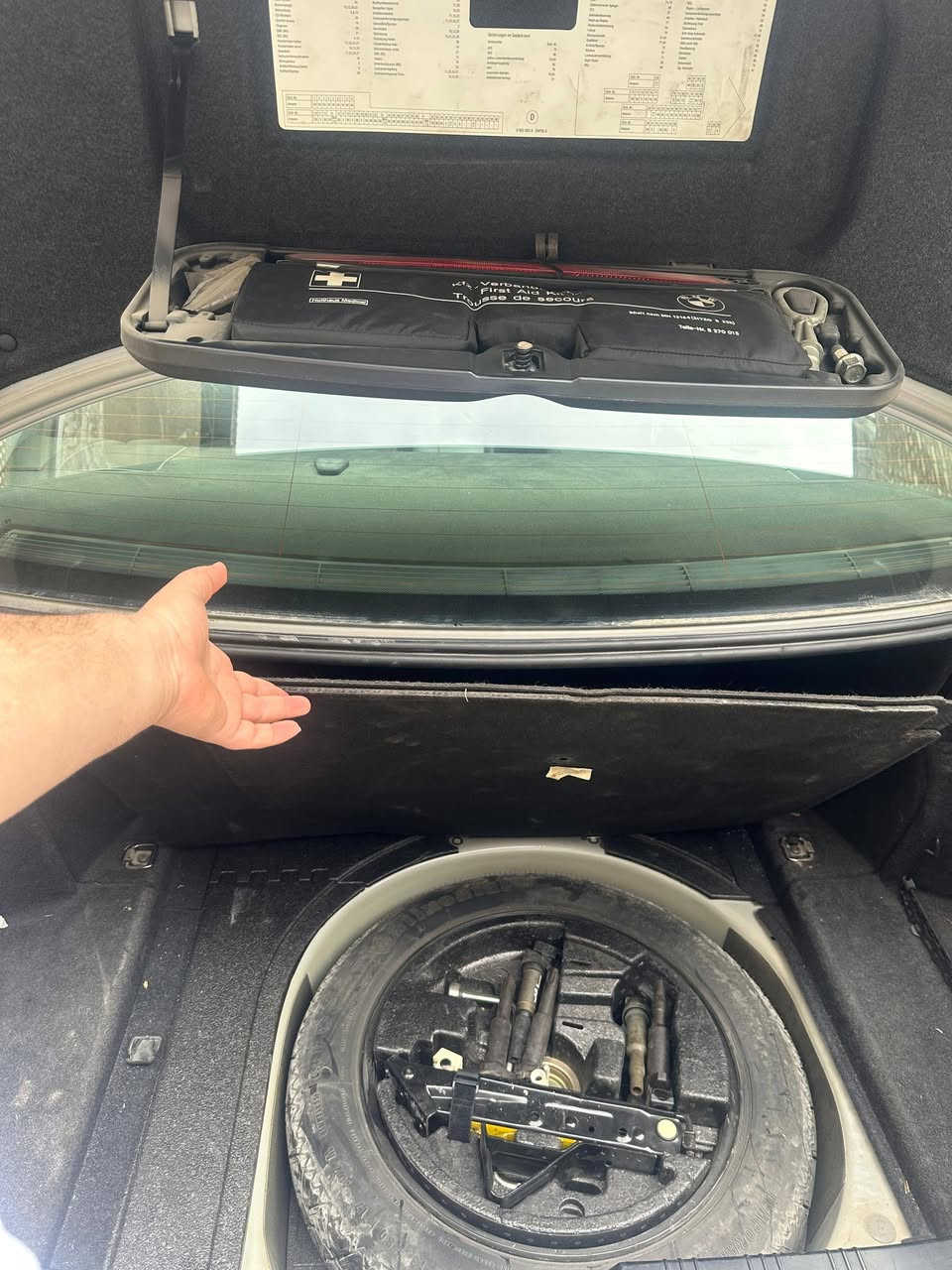 السلام عليكم 
E60
525 
سياره خليجي 2006
ماشيه 220 الف 
بيهة صبغ  جاملغ امامي وخلفي بدون ضربه مكفولة السياره 
حداديه صدر كله جديد تخم تاير جديد 
كير محرك مكفول 
تبريد تدفئة 
سياره ناعمه ونصبتهة حلوه 
سياره مابيهة نقص تراي وين ميعجبك 
باقي التفاصيل 
*********** وتساب 
*********** اتصال
