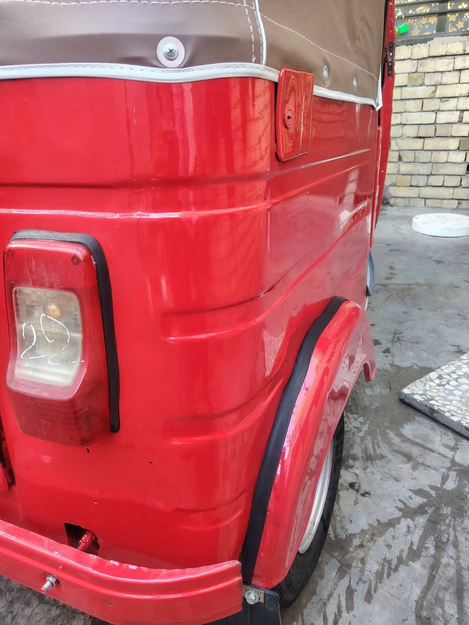 سلام عليكم للبيع 18رقم وسنويه واسط تحول وين ميعجبك معمره ومصبوغه عام تكتك حلوه تجي وتشوف مكاني بغداد سعرهه 4500 مجال شي بسيط 
***********
