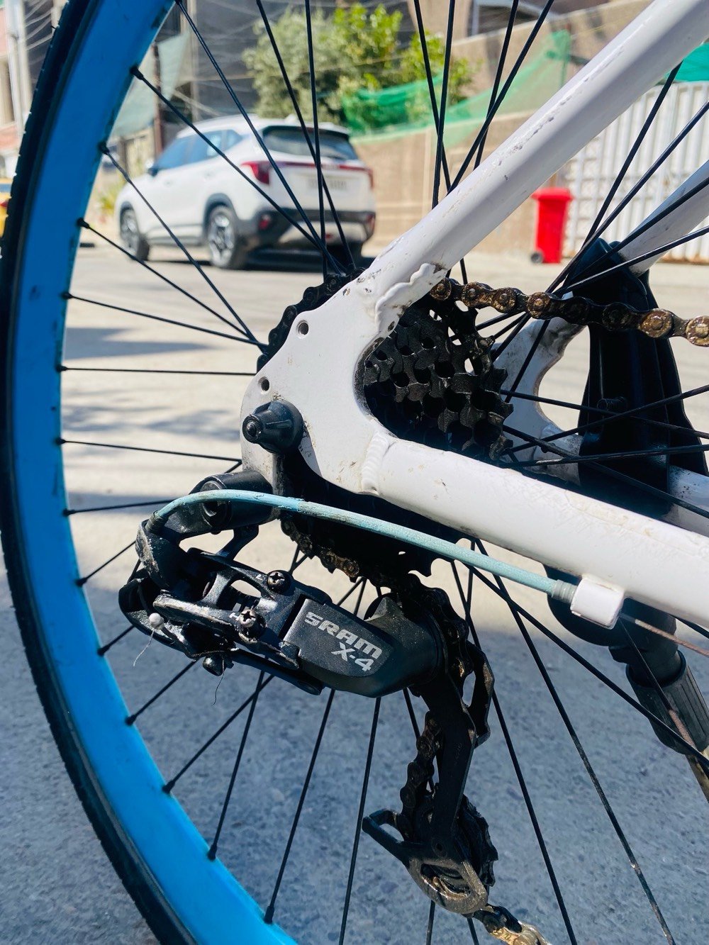 سلام عليكم بايسكل للبيع
نوعه (Momentum)

مكينه(SRAM X-4)

متكون من ثمن سراعات 

بايسكل متروك بي شخوط بسيطه لأكن ما مأثره عليه

سعره ١٥٠الف بي مجال للطيبين 

عنوان بغداد البنوك رقم ٠***********واتساب