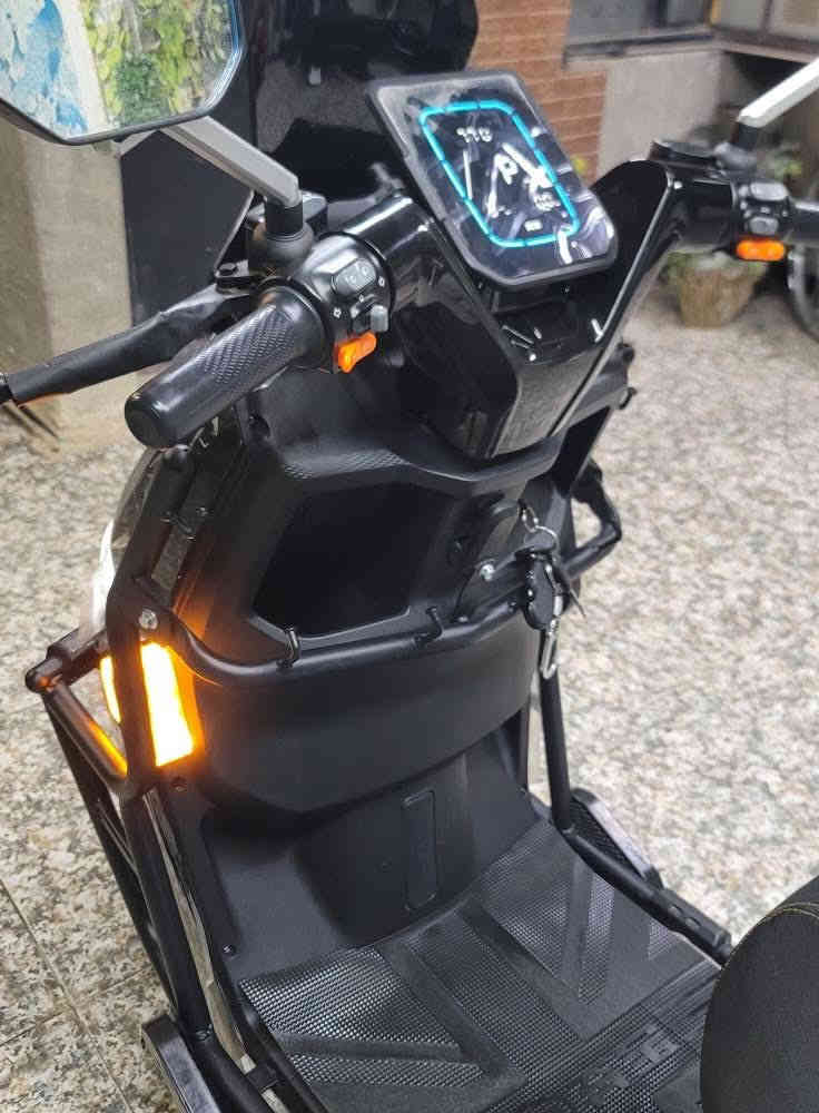 دراجه شحن صاعقه لبيع جديدة اخت  مدرعه وياهة جنطة وجادر والدراجه كلش جديدة فول مواصفات نظام رجوع Rمانع نزلاق Tcsومانع نحدار جبلي  منفذ شحن يوسبي لموبايل جنتها الداخليه جبيرة قاطع دورة بيها لايت زنون لدات خلفي امامي بصمه وسويج وسوج جنطه الاتصال على رقم *********** ماني الصويرة شارع المركز
