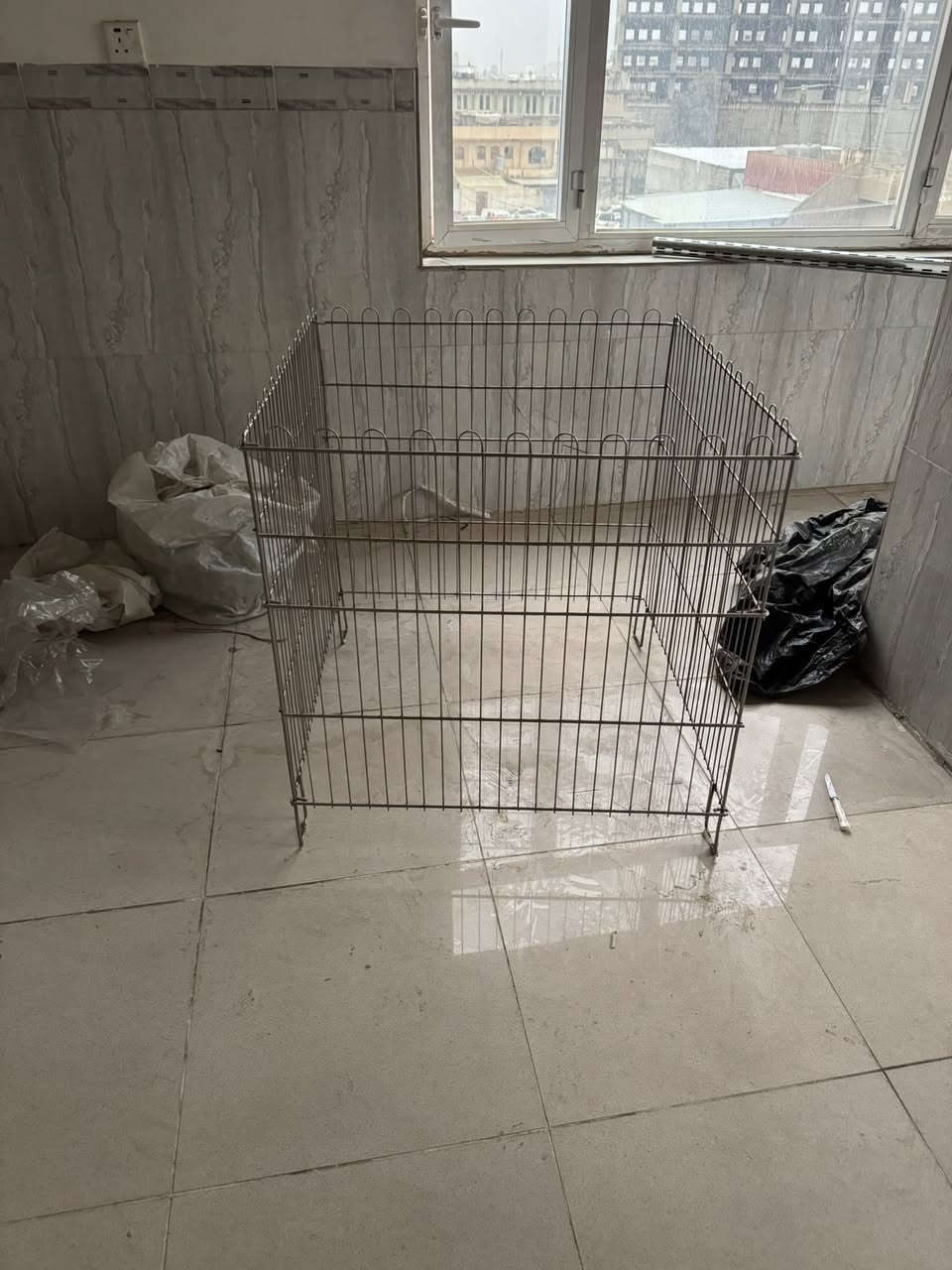 للبيع موجود في شيخ الله
ستاندات حديد كل ستاند اربع رفوف

العدد 15 ستاند 

سلة عدد 6

كرسي عدد 2

مكتب عدد 2

طاولات عدد 5

 سكك حديد 

للتواصل على الرقم واتساب :

***********
